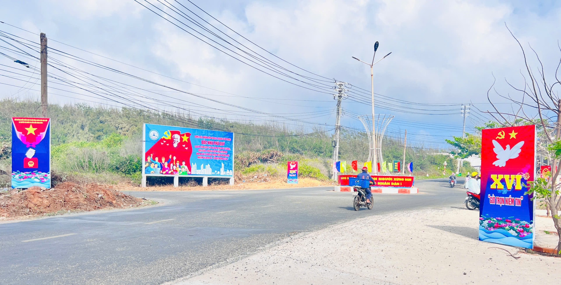 Những pano, áp phíc nhắc nhở người dân về và trách nhiệm của mình đối với ngày hội của đất nước (2)