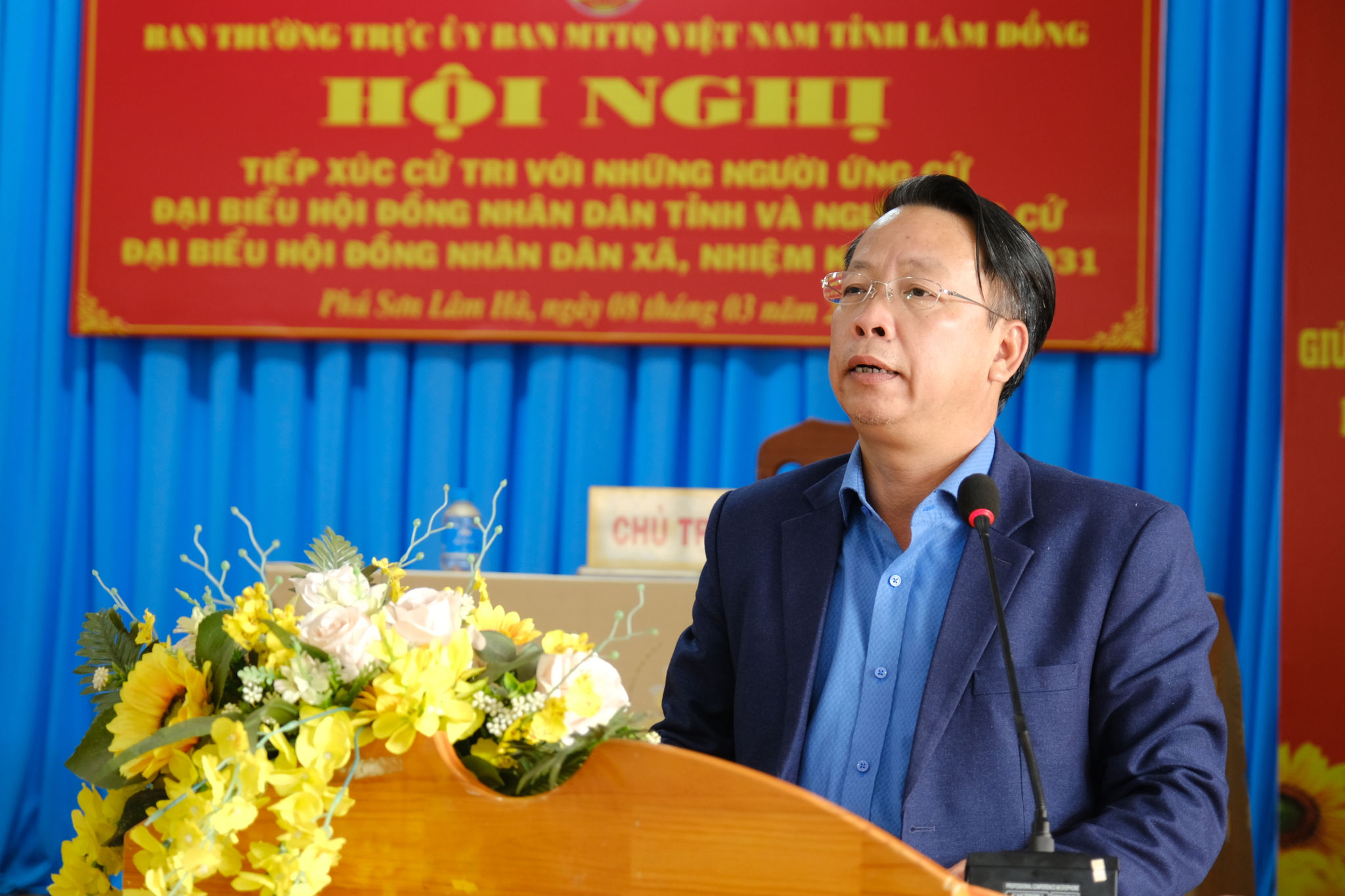Il signor Nguyen Trung Hieu, membro del Comitato provinciale del Partito, vice capo del Dipartimento degli affari interni del Comitato provinciale del Partito, ha presentato il programma d'azione alla conferenza (2)