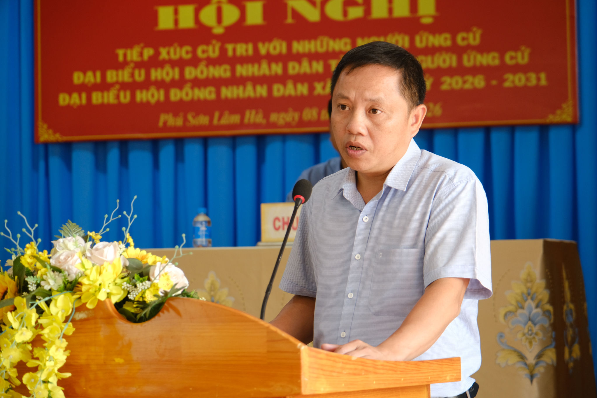 Il signor Tran Vu Truong, vicepresidente del Comitato popolare del comune di Phu Son, distretto di Lam Ha, ha informato gli elettori sulle questioni di competenza del governo locale.