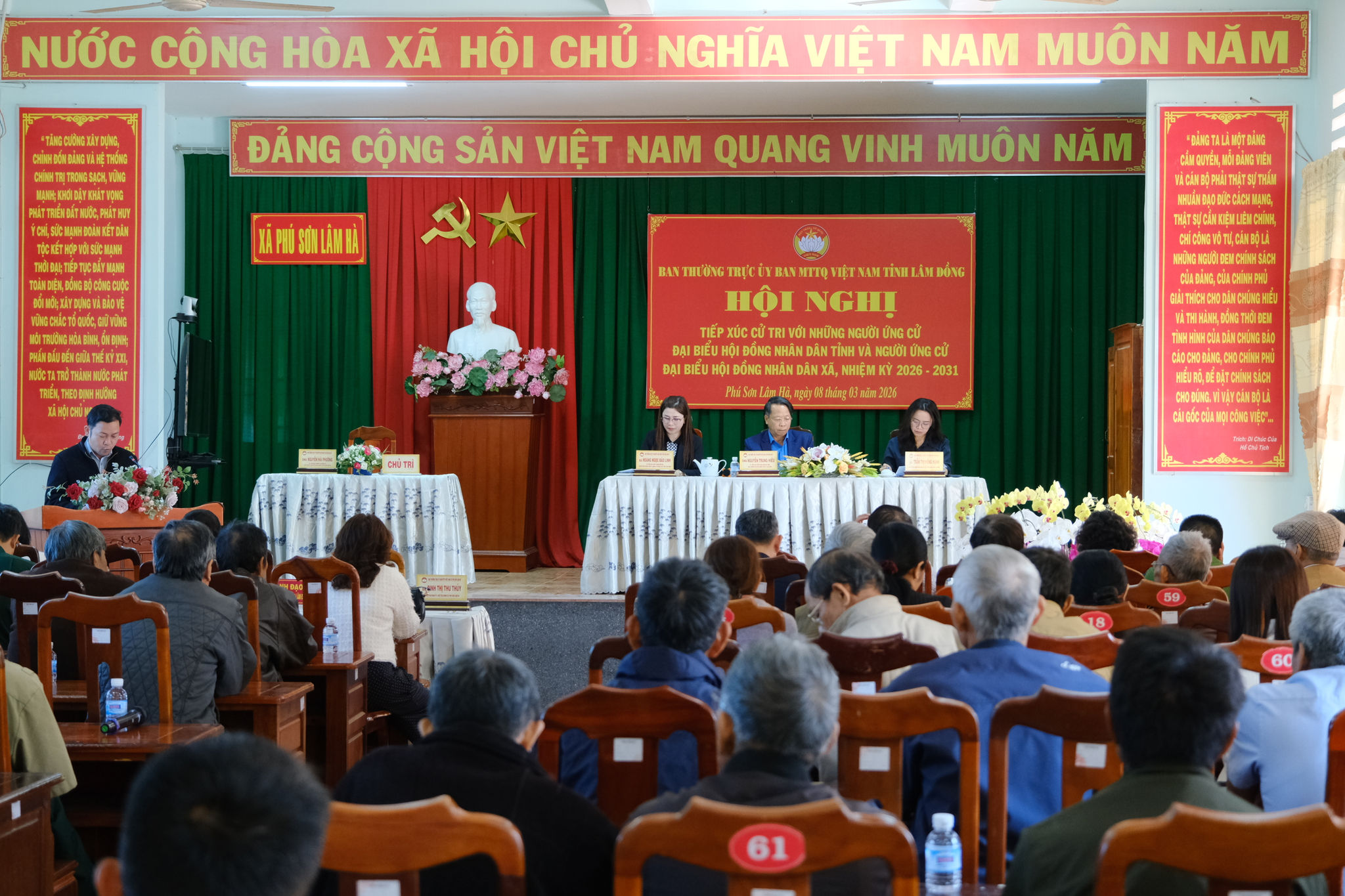 Quang cảnh hội nghị tiếp xúc cử tri
