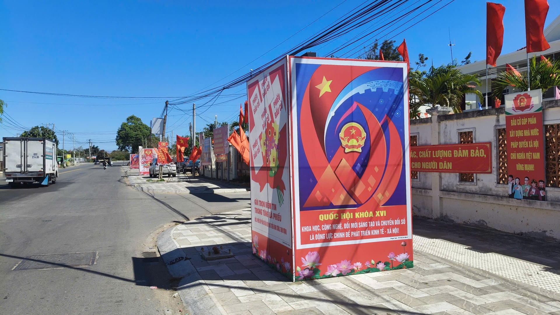 Tại trụ sở các cơ quan ở khu vực Phan Thiết được trang trí đẹp mắt, tạo không khí sôi nổi (2)