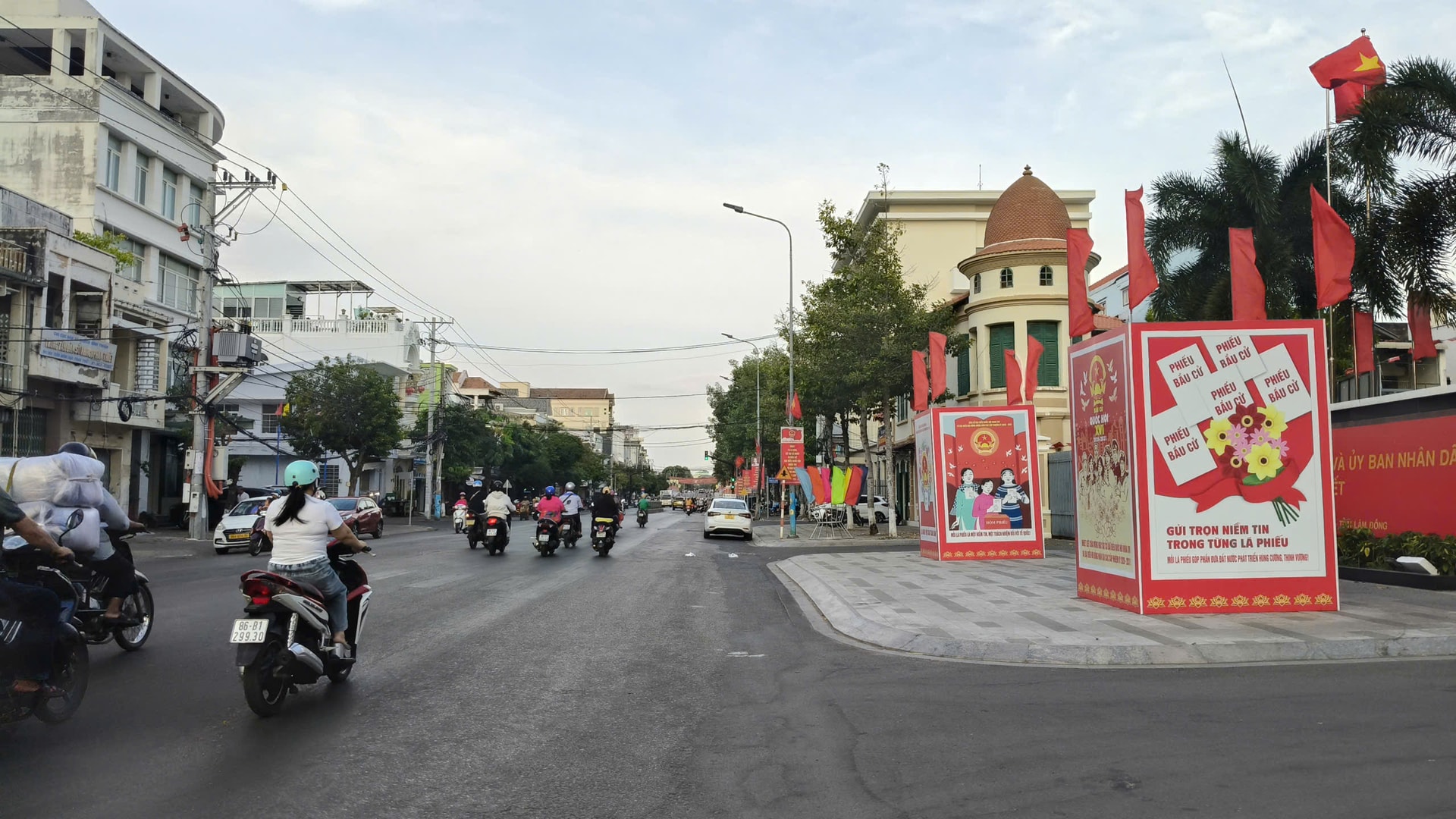 Tại trụ sở các cơ quan ở khu vực Phan Thiết được trang trí đẹp mắt, tạo không khí sôi nổi (4)