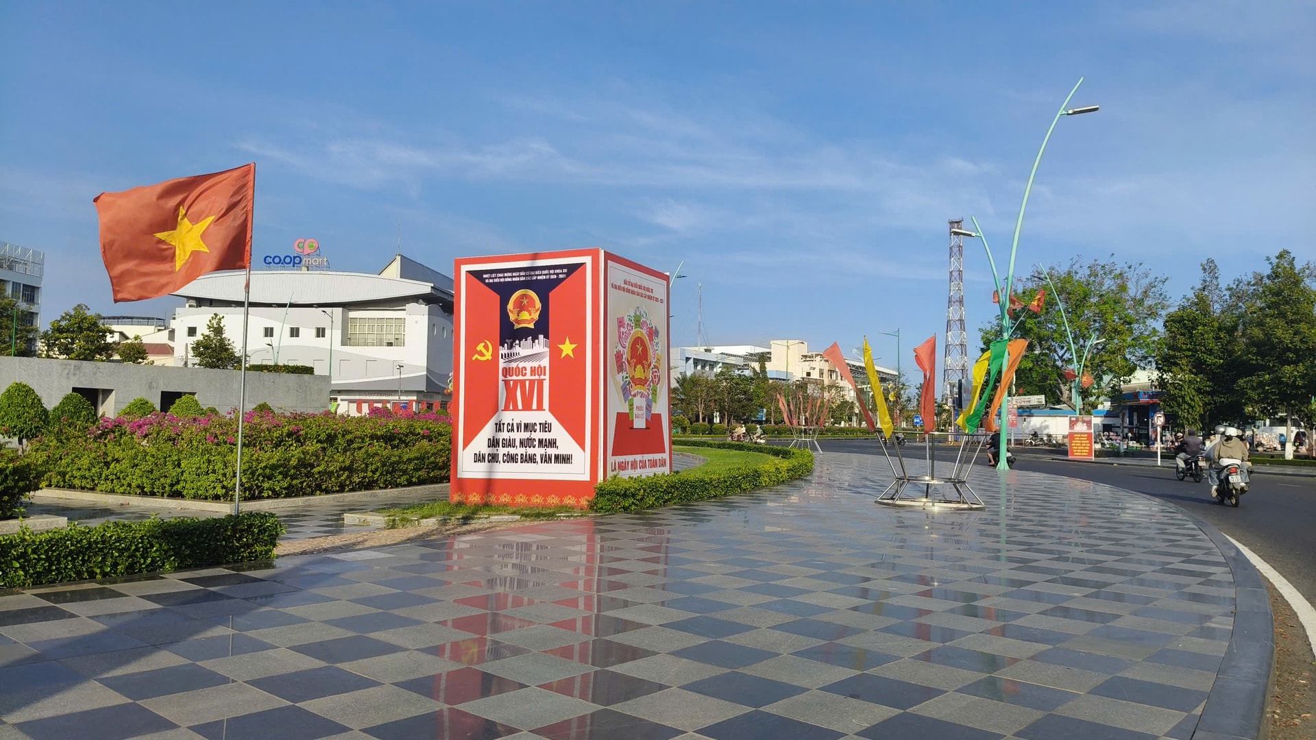 Tại trụ sở các cơ quan ở khu vực Phan Thiết được trang trí đẹp mắt, tạo không khí sôi nổi (5)