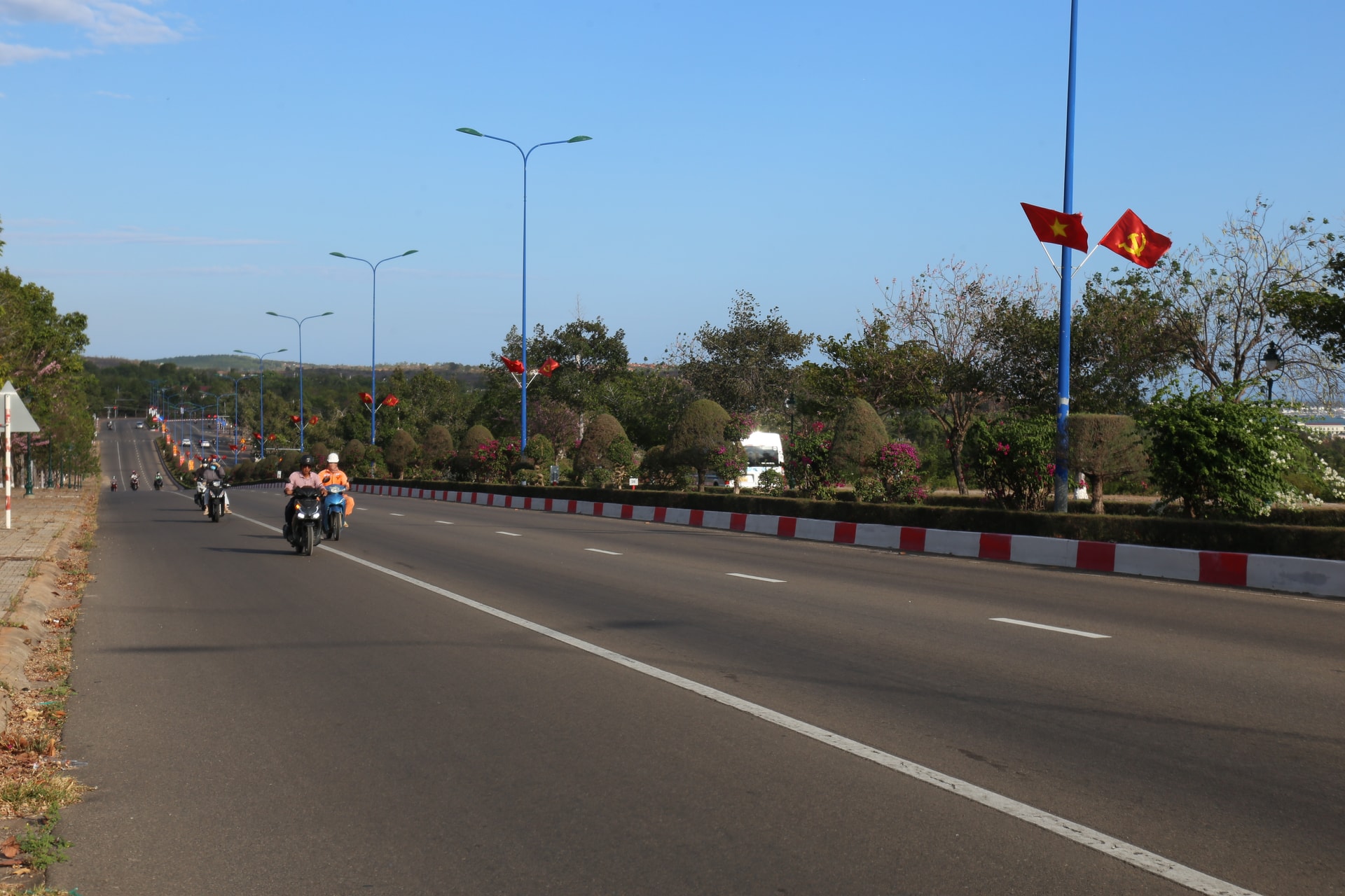 Tuyến đường Võ Nguyên Giáp ở trung tâm du lịch Mũi Né dợp bóng cờ hoa, biểu ngữ (4)