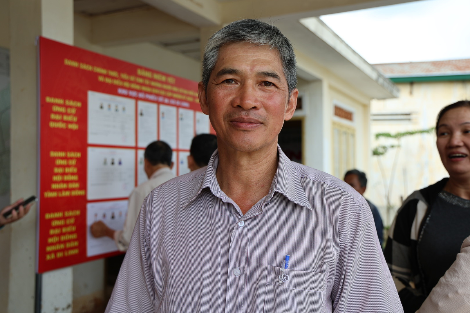Ông Chề Minh Quang, Bí thư Chi bộ thôn Tân Châu 9, xã Di Linh chia sẻ về công tác vận động tuyên truyền bà con tích cực tham gia ngày hội lớn của đất nước