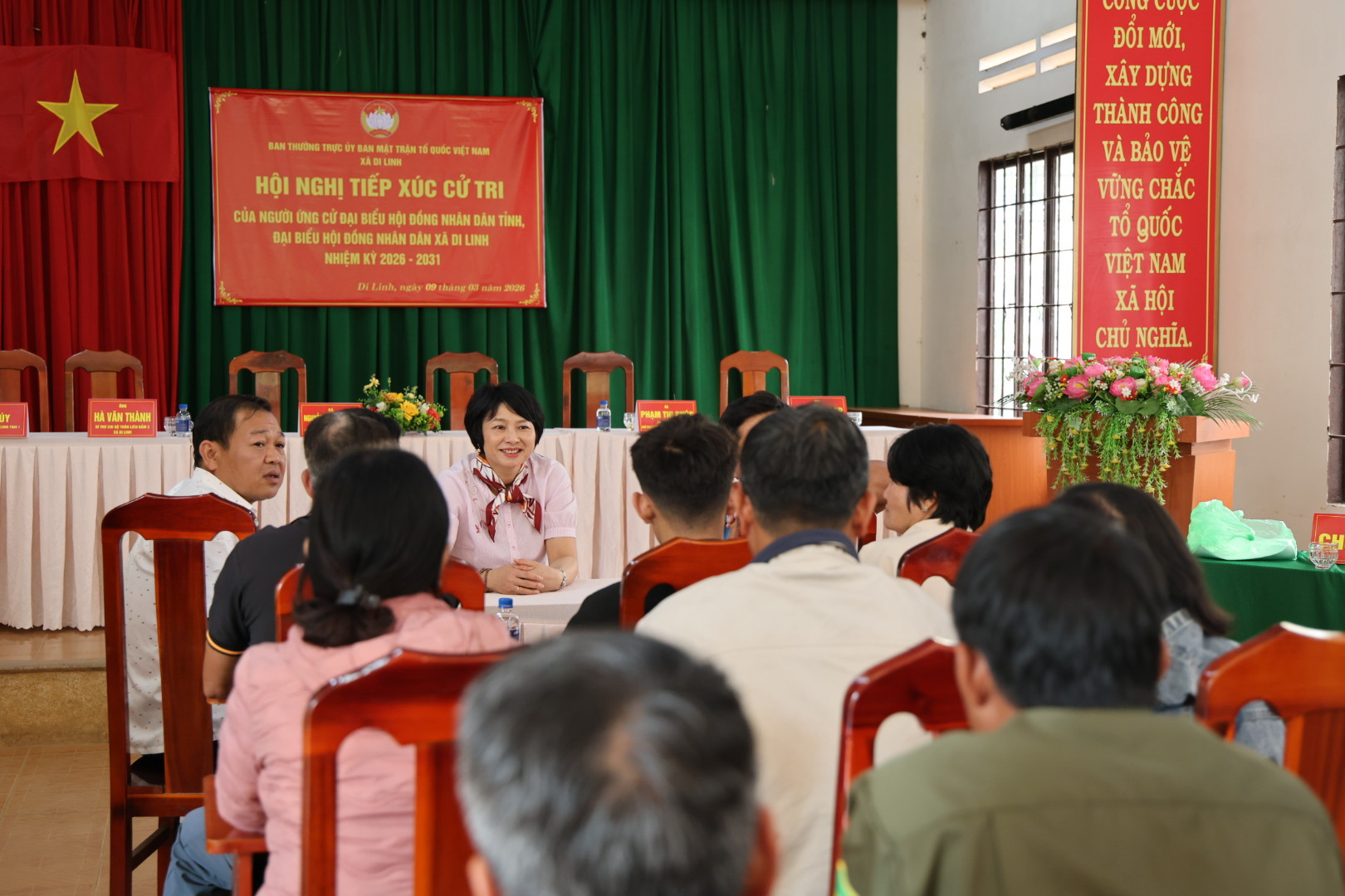 Bà Phạm Thị Phúc chia sẻ với trưởng các thôn khu vực Liên Đầm những kinh nghiệm và động viên các trưởng thôn