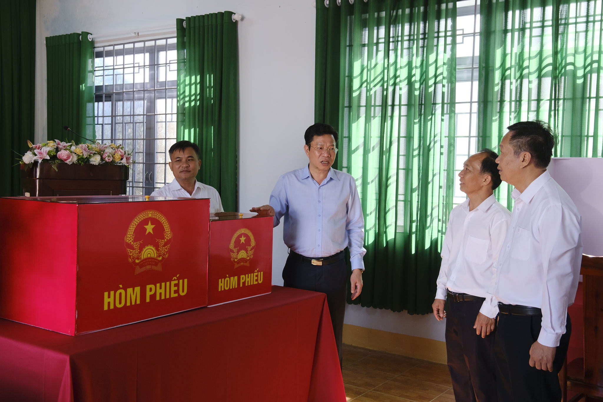 Đồng chí Lưu Văn Trung, Phó Bí thư Tỉnh ủy, Chủ tịch HĐND tỉnh, Chủ tịch Ủy ban Bầu cử tỉnh Lâm Đồng đi kiểm tra thực tế công tác chuẩn bị bầu cử tại điểm bỏ phiếu của cử tri TDP 2 Nghĩa Tân (phường Nam Gia Nghĩa)