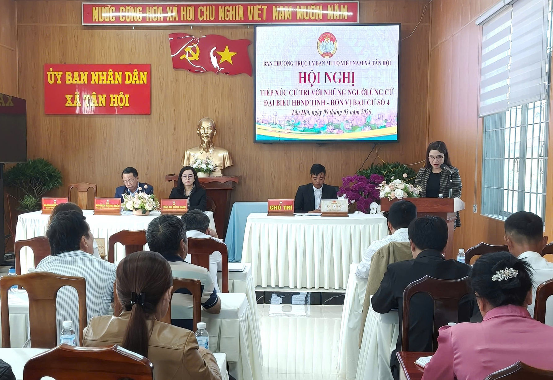 ba-hoang-ngoc-bao-linh-uy-vien-ban-chap-hanh-dang-bo-chanh-van-phong-hdnd-va-ubnd-xa-quang-lap-trinh-bay-chuong-trinh-hanh-dong-truoc-cu-tri-xa-tan-hoi(1).jpg