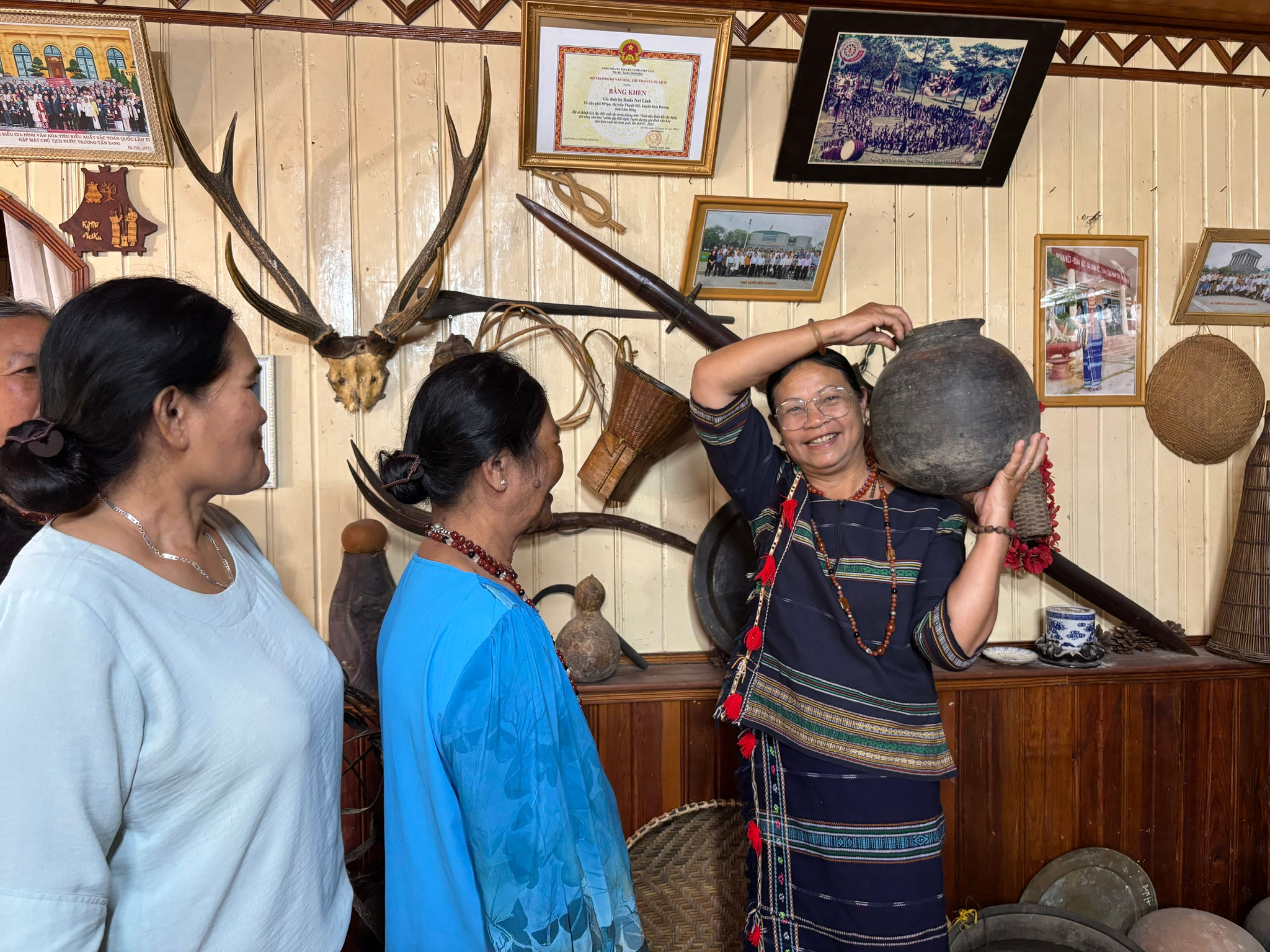 B&agrave; Nai Linh giới thiệu chiếc gọ bung( nồi) d&ugrave;ng để nấu canh