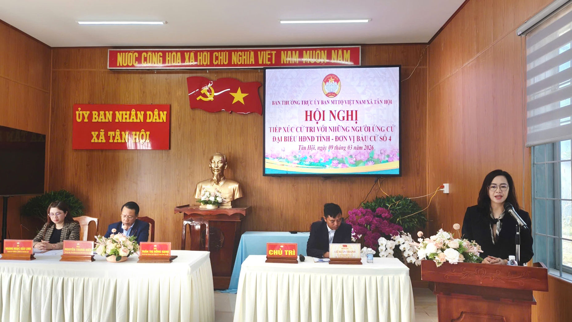 ba-tran-thi-hong-hanh-pho-bi-thu-thuong-truc-dang-uy-xa-nam-ban-lam-ha-trinh-bay-chuong-trinh-hanh-dong-neu-duoc-tin-nhiem-bau-lam-dai-bieu-hdnd-tinh-khoa-moi(1).jpg