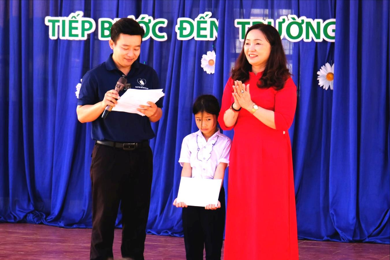 co-thieu-thi-thu-hieu-truong-truong-tieu-hoc-chu-van-an-trao-hoc-bong-cua-tap-the-nha-truong-va-phu-huynh-hoc-sinh-cho-anh-thu(1).jpg