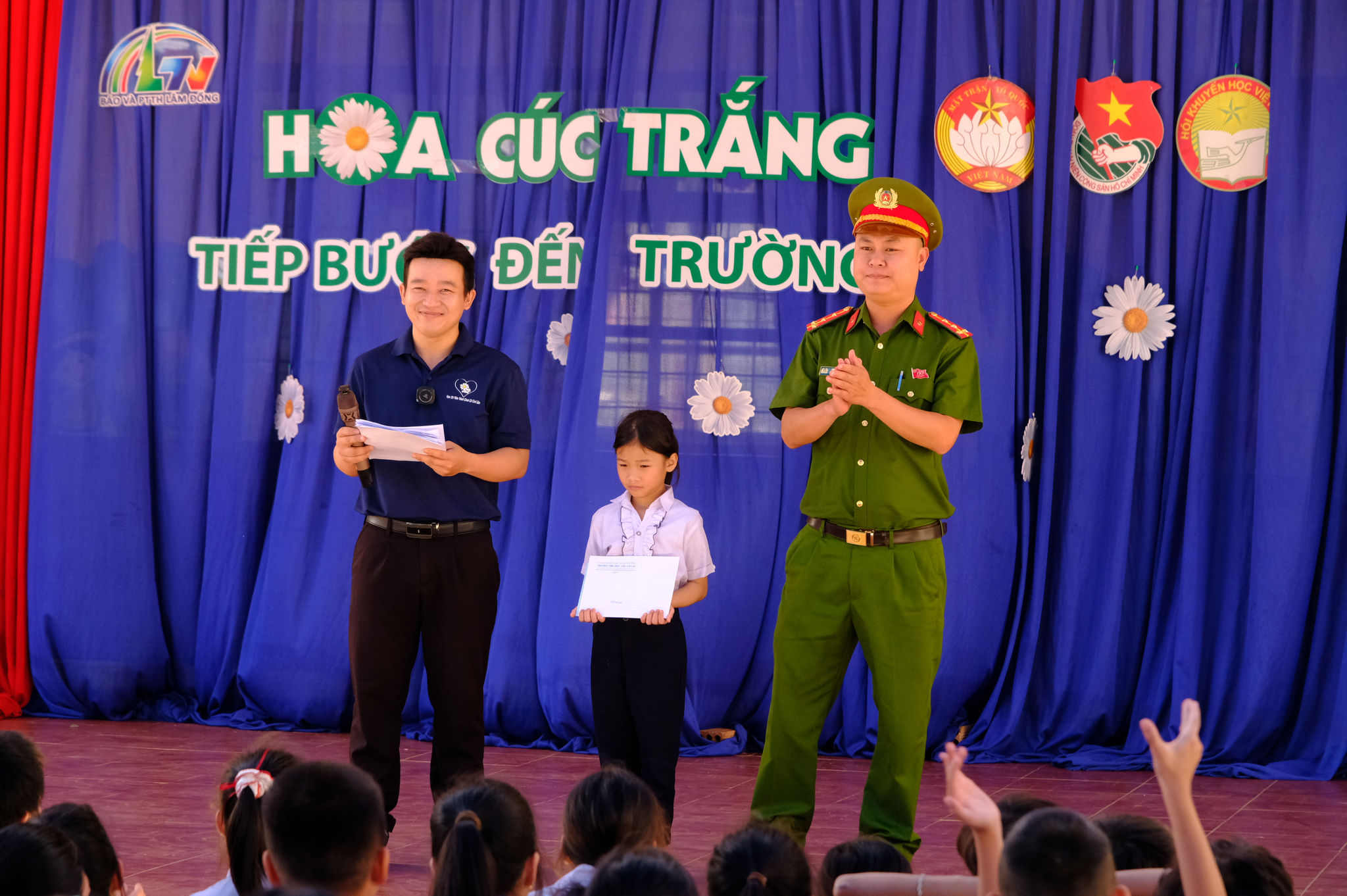 Công an xã Đam Rông 1 trao học bổng cho Anh Thư
