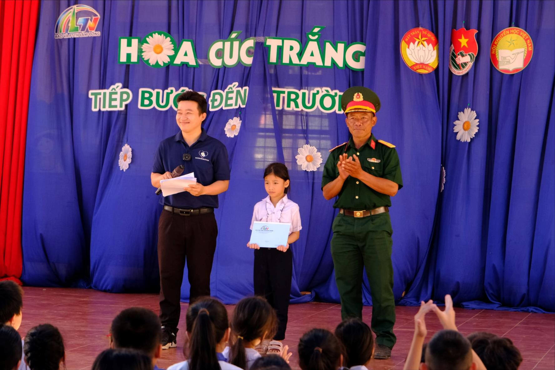 dai-dien-cac-co-quan-don-vi-trao-hoc-bong-cho-anh-thu(1).jpg