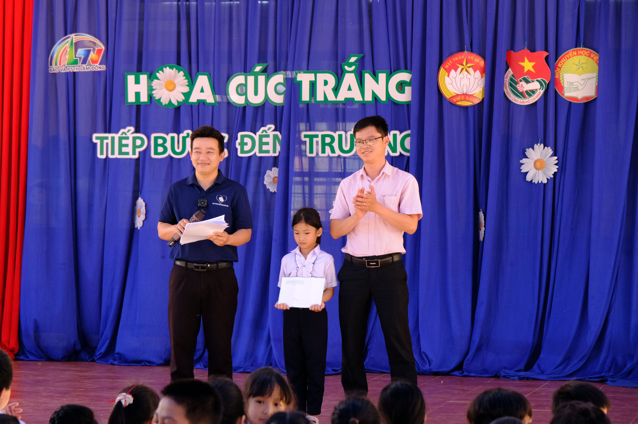 Đại diện các cơ quan, đơn vị trao học bổng cho Anh Thư 1