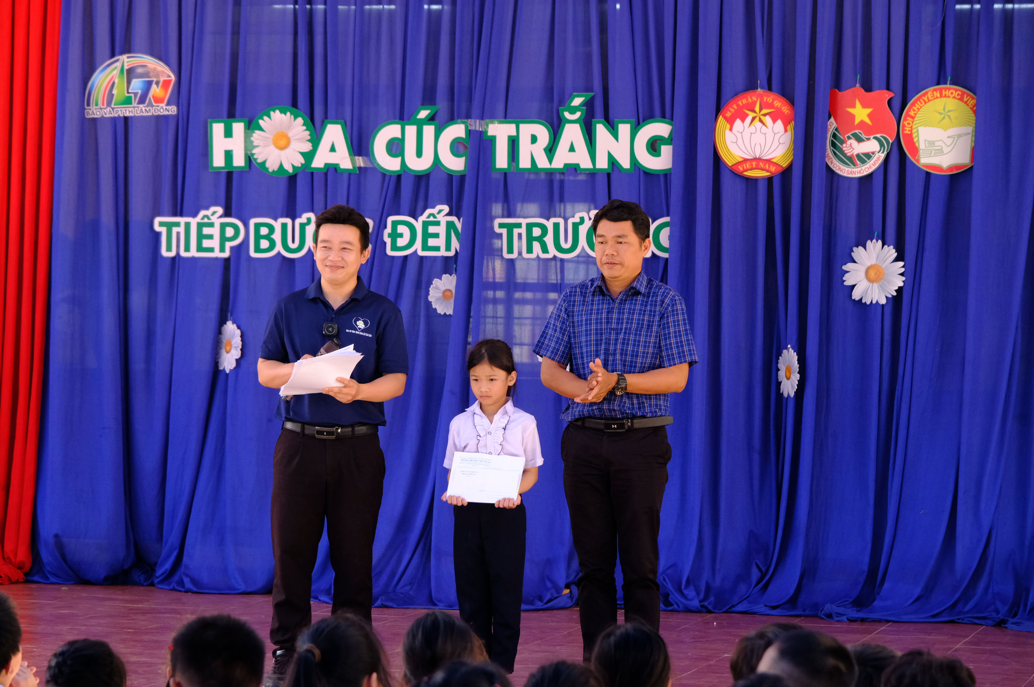 Đại diện các cơ quan, đơn vị trao học bổng cho Anh Thư 2
