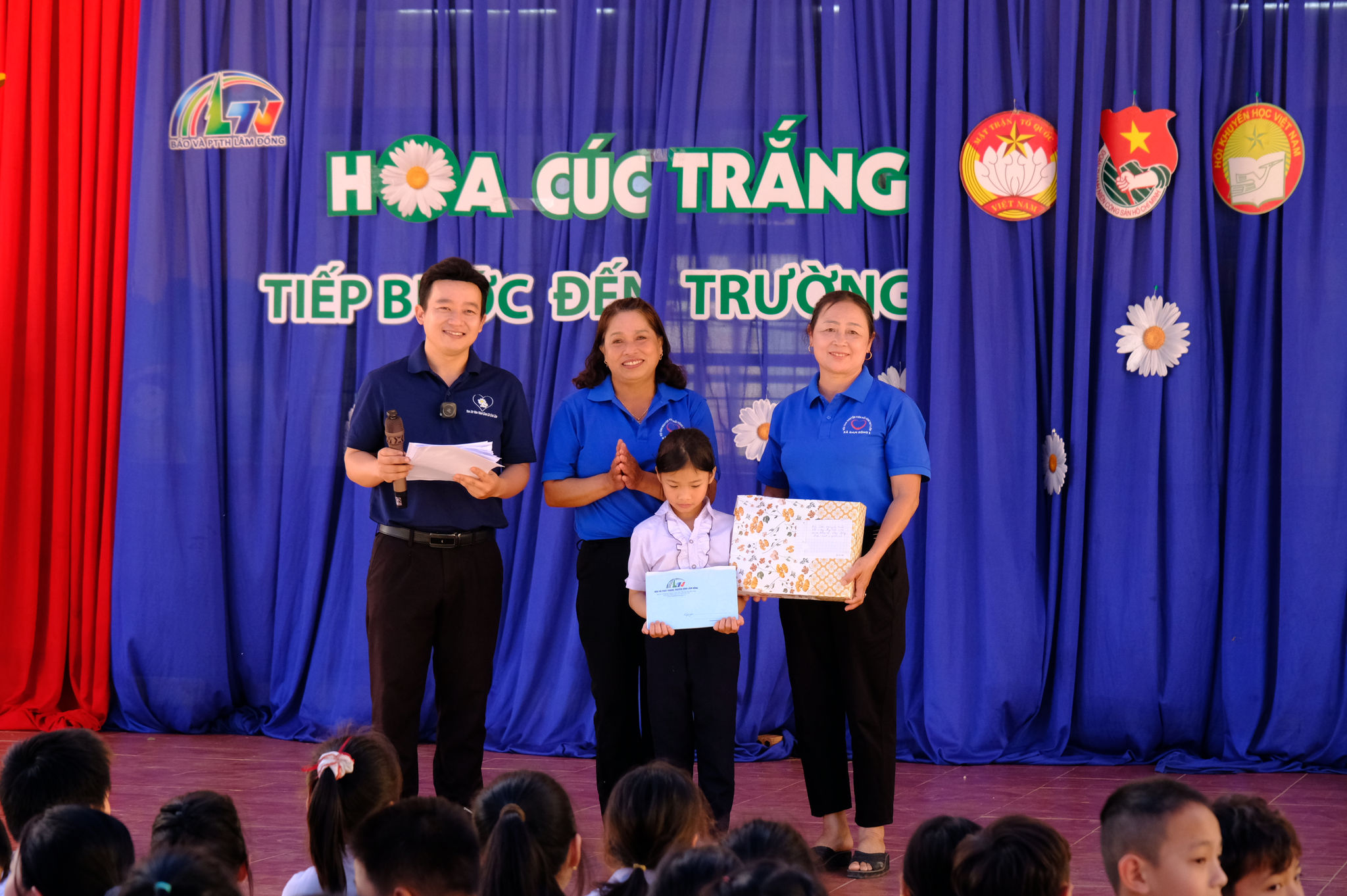 Đại diện các cơ quan, đơn vị trao học bổng cho Anh Thư 3
