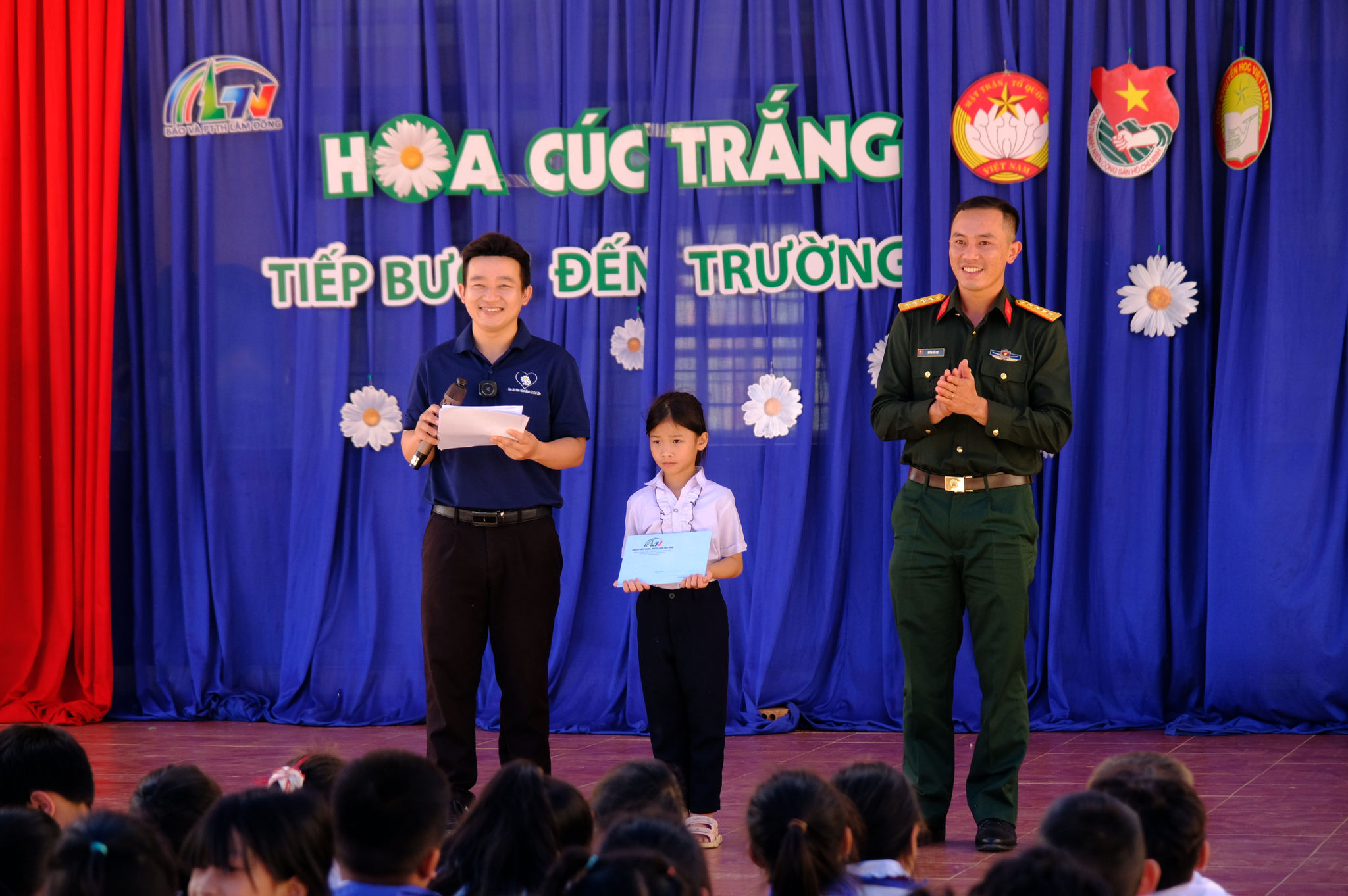 Đại diện các cơ quan, đơn vị trao học bổng cho Anh Thư 5