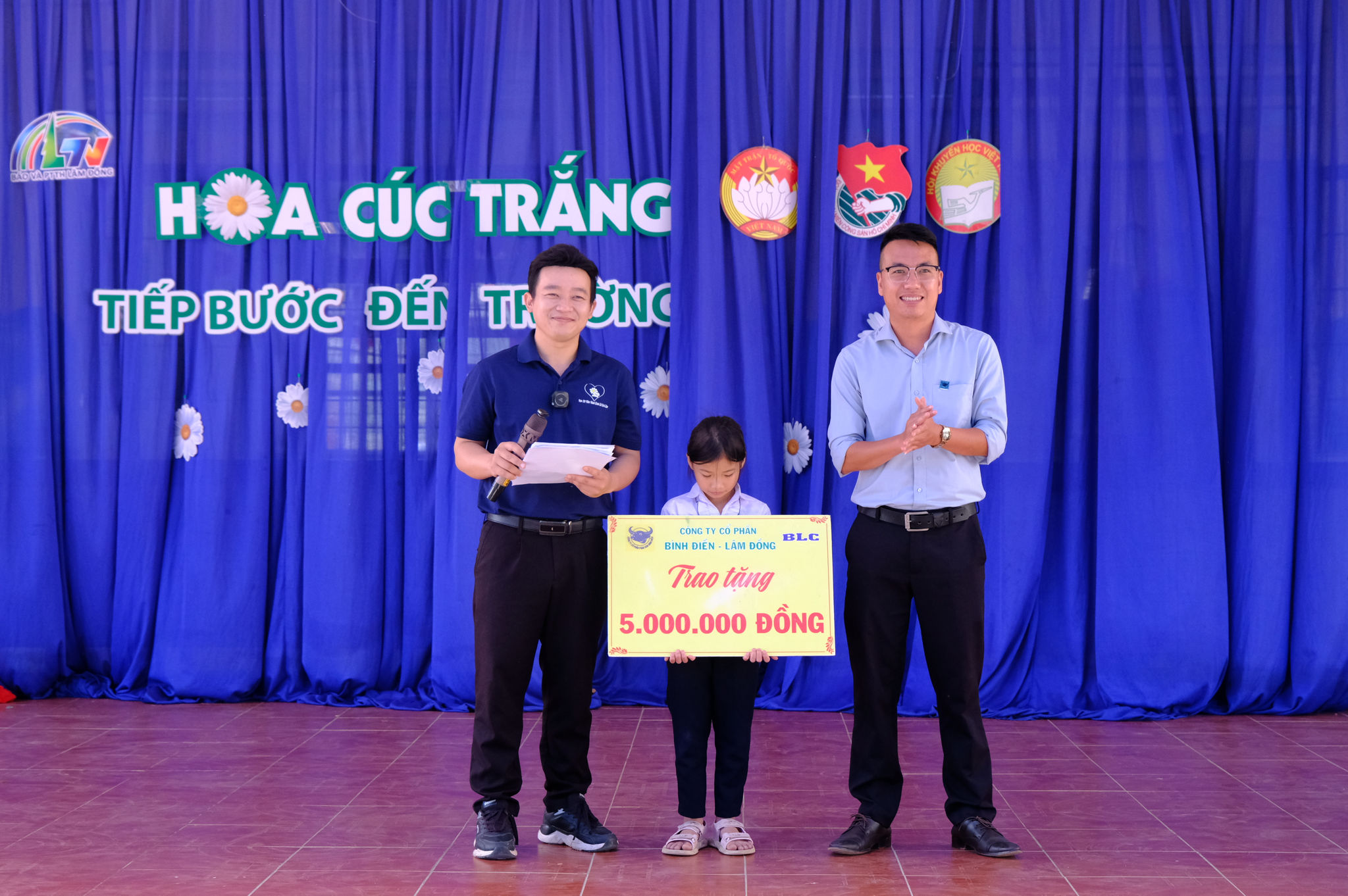 Đại diện Công ty Cổ phần Bình Điền trao học bổng cho Anh Thư