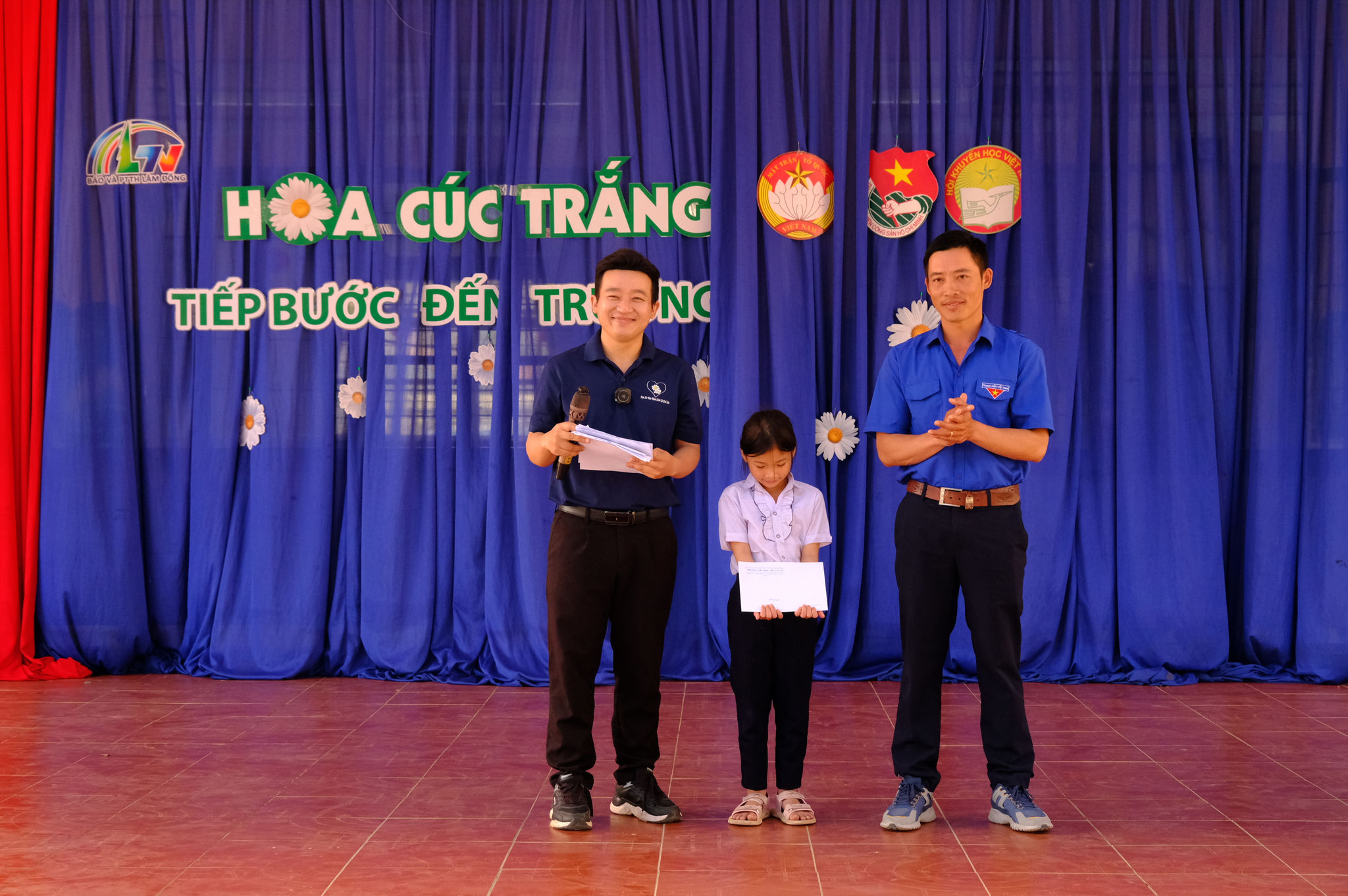 Đại diện Điện lực khu vực Đam Rông trao học bổng cho Anh Thư