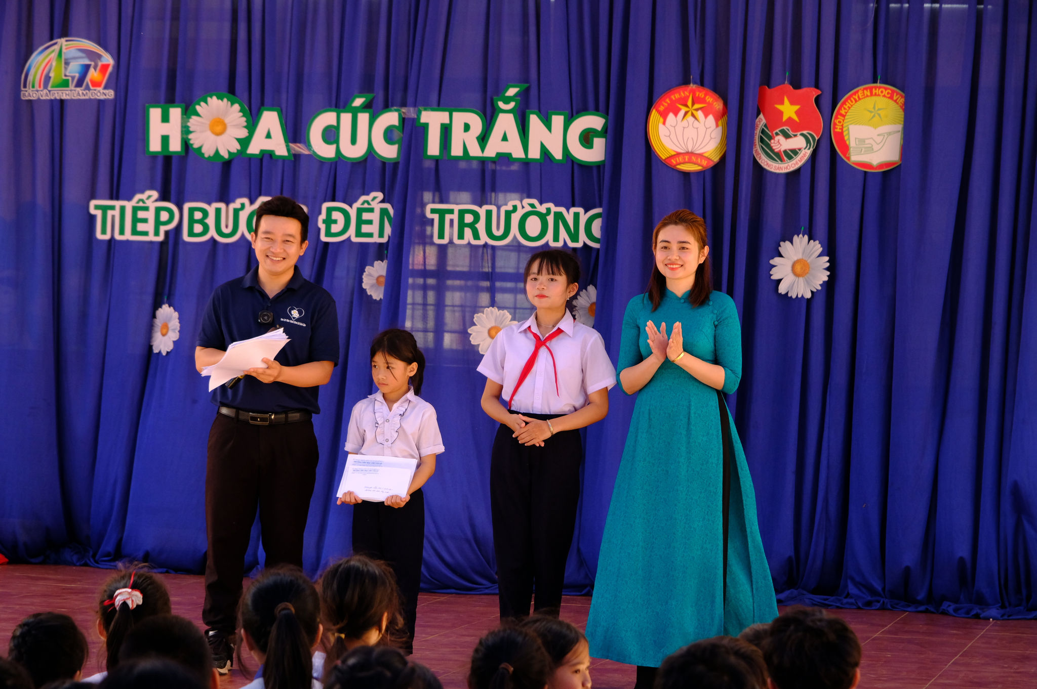 Đại diện học sinh và giáo viên trao học bổng tiếp bước Anh Thư đến trường