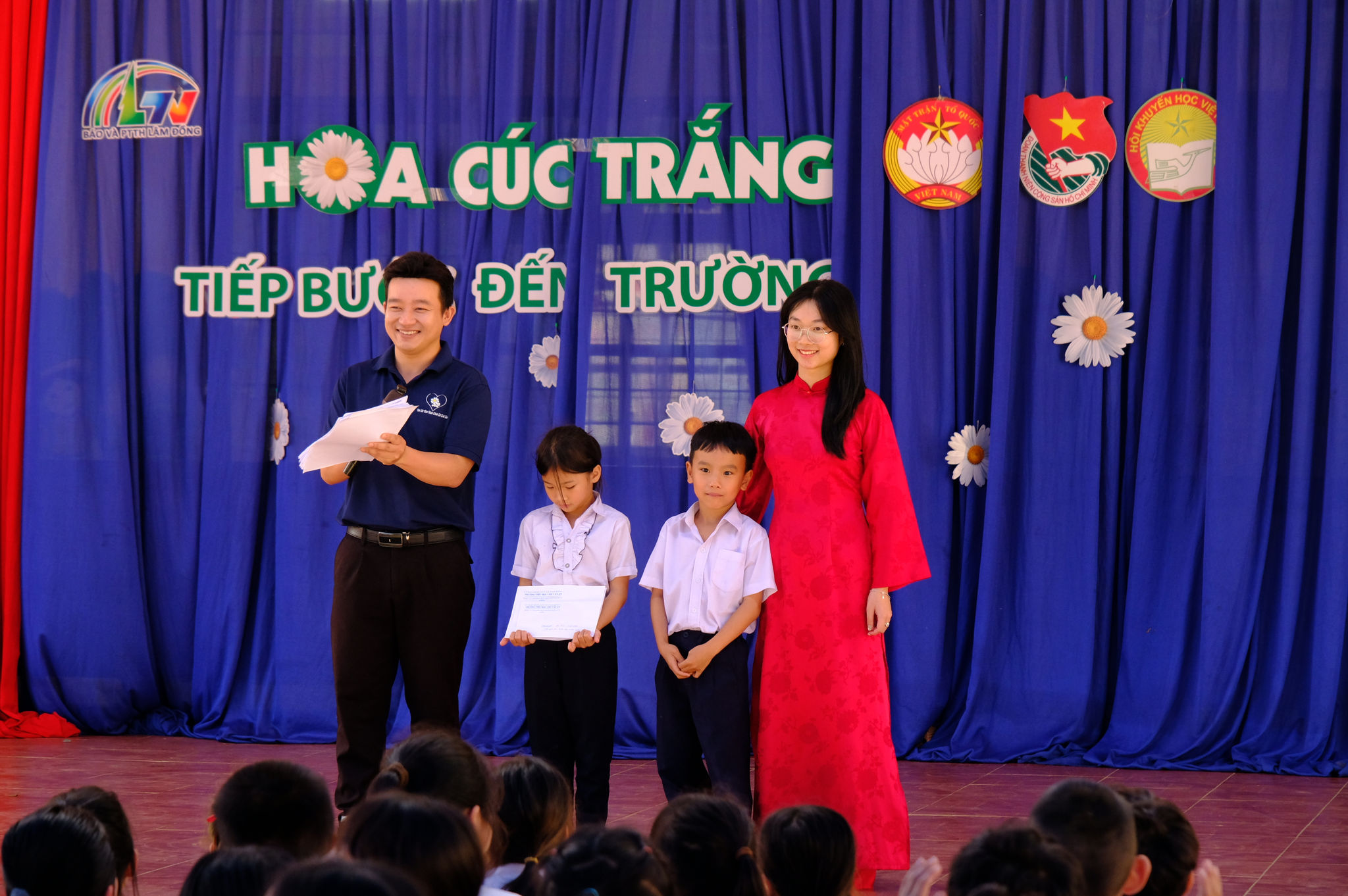 Đại diện học sinh và giáo viên trao học bổng tiếp bước Anh Thư đến trường