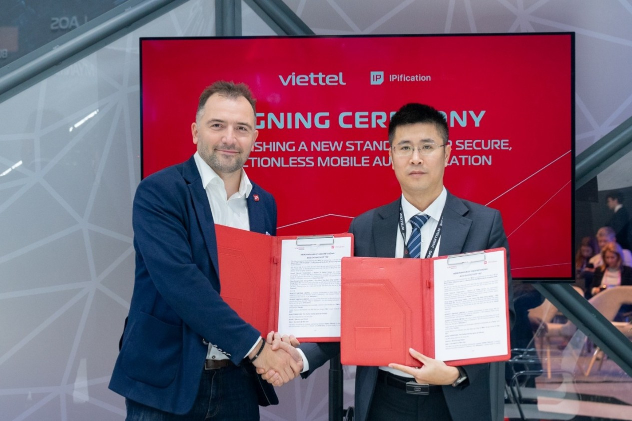 Đại diện Viettel Telecom và IPification ký kết Biên bản ghi nhớ hợp tác tại MWC 2026. Từ trái sang ông Stefan Kostic – CEO IPification và Ông Lê Mạnh Tấn – Phó Tổng Giám đốc Viettel Telecom