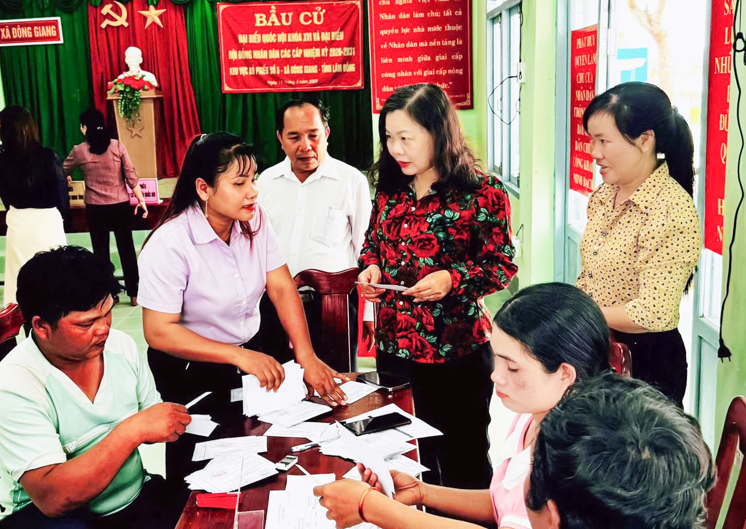 dong-chi-nguyen-thi-thuan-bich-kiem-tra-cong-tac-chuan-bi-bau-cu-tai-xa-dong-giang(1).jpg