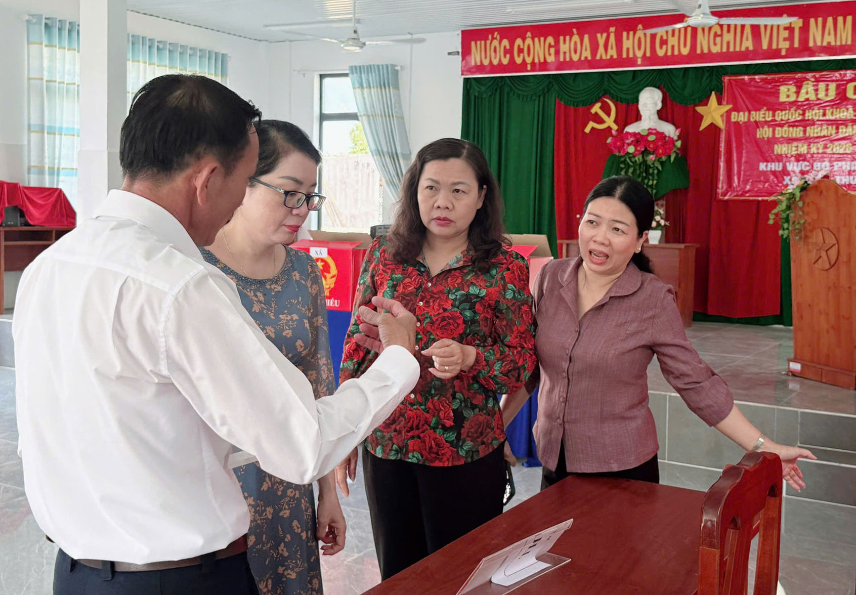 dong-chi-nguyen-thi-thuan-bich-kiem-tra-khu-vuc-bo-phieu-so-4-xa-ham-thuan-(1).jpg