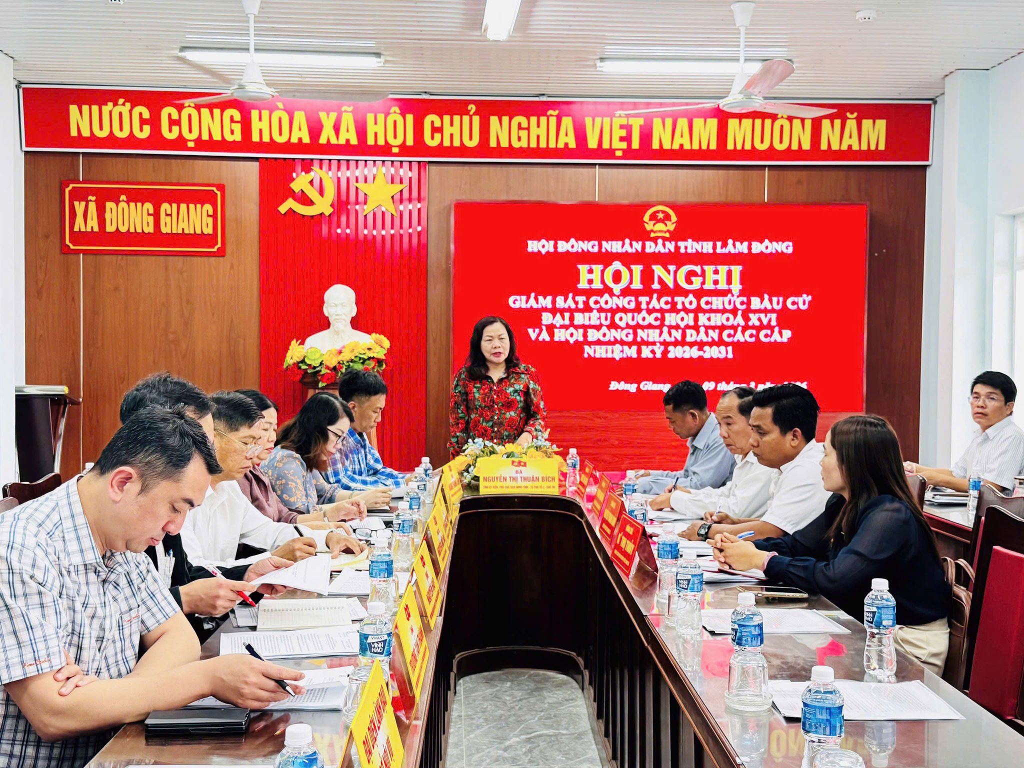 Đồng chí Nguyễn Thị Thuận Bích làm việc với xã Đông Giang