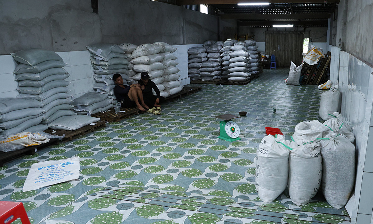 Hàng trăm bao phân bón không phép được tập kết tại kho hàng bị niêm phong