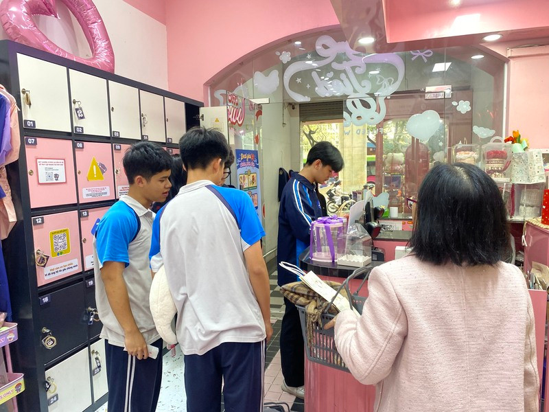 Khách hàng lựa chọn quà tặng 8/3 tại cửa hàng phụ kiện ở Hà Nội