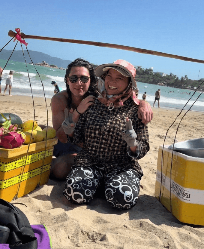 Louis và bà Mai chụp ảnh trên bãi biển Nha Trang