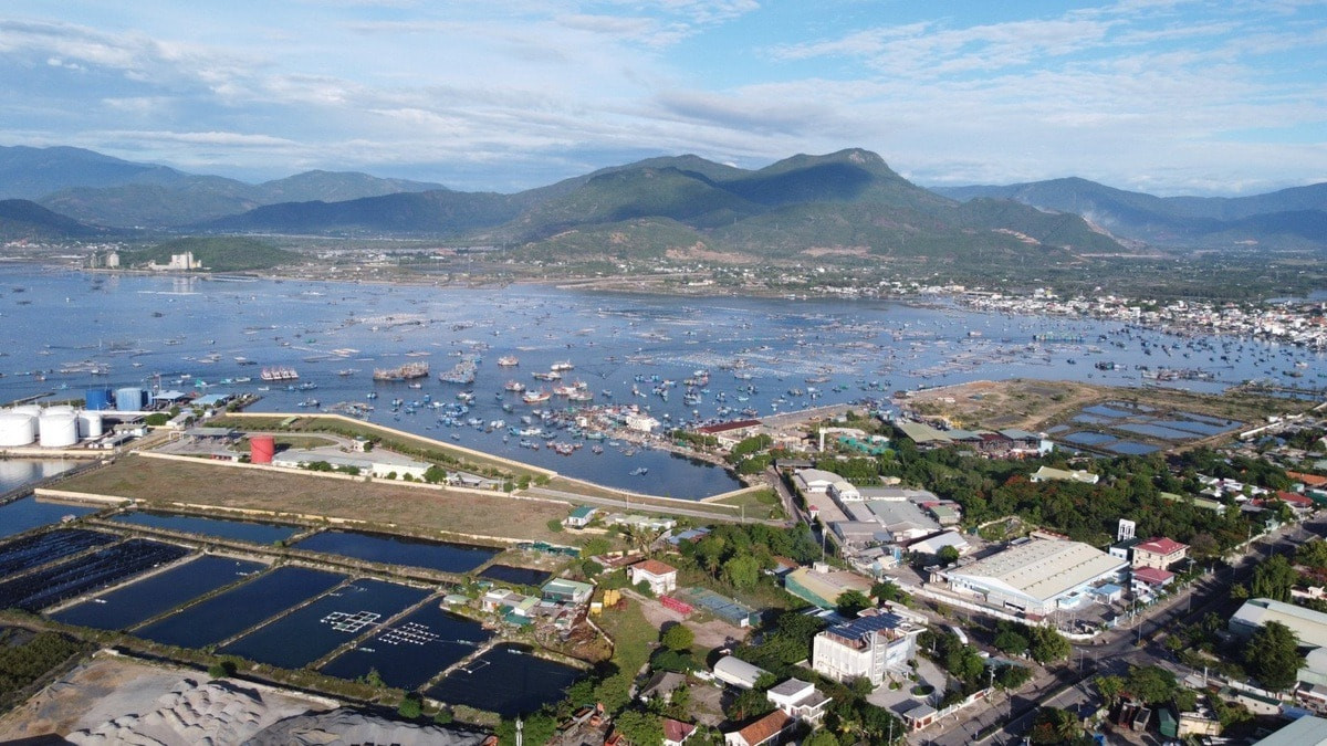Vịnh Cam Ranh sở hữu điều kiện tự nhiên lý tưởng cho cả cảng quân sự và phát triển kinh tế biển.