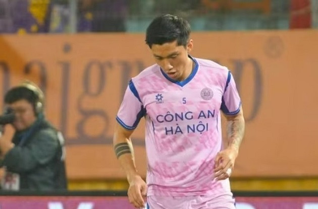 Tình huống va chạm giữa Đoàn Văn Hậu và Văn Quyết trong trận derby Thủ đô.