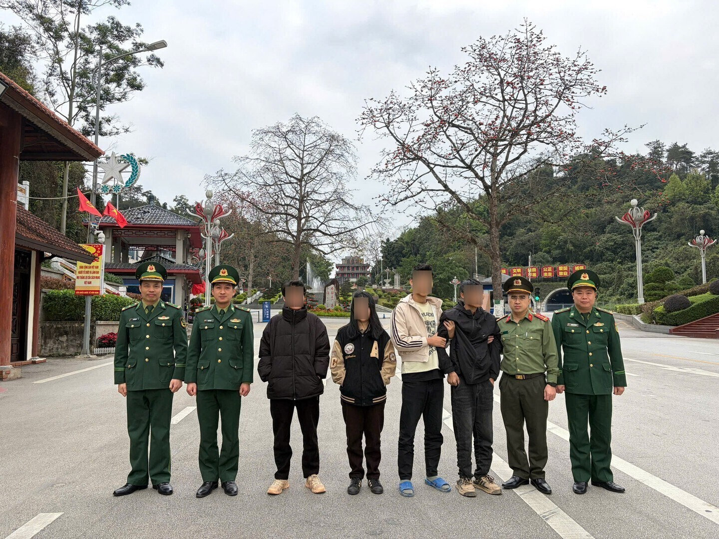 Lực lượng chức năng Lạng Sơn trục xuất công dân Trung Quốc nhập cảnh trái phép tại cửa khẩu Hữu Nghị
