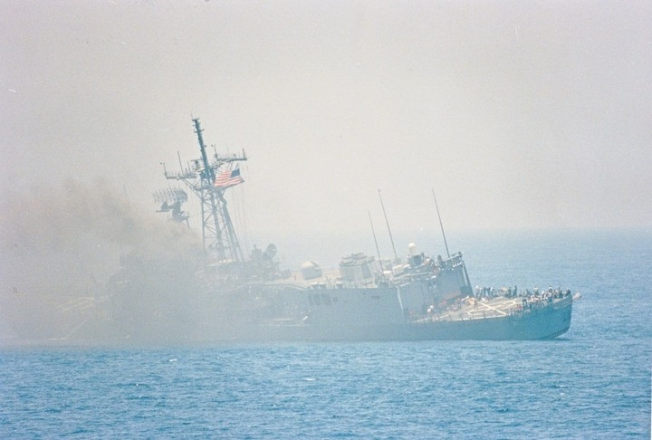 Tàu USS Stark bốc cháy ở Vịnh Ba Tư sau khi bị trúng tên lửa hành trình chống hạm năm 1987.