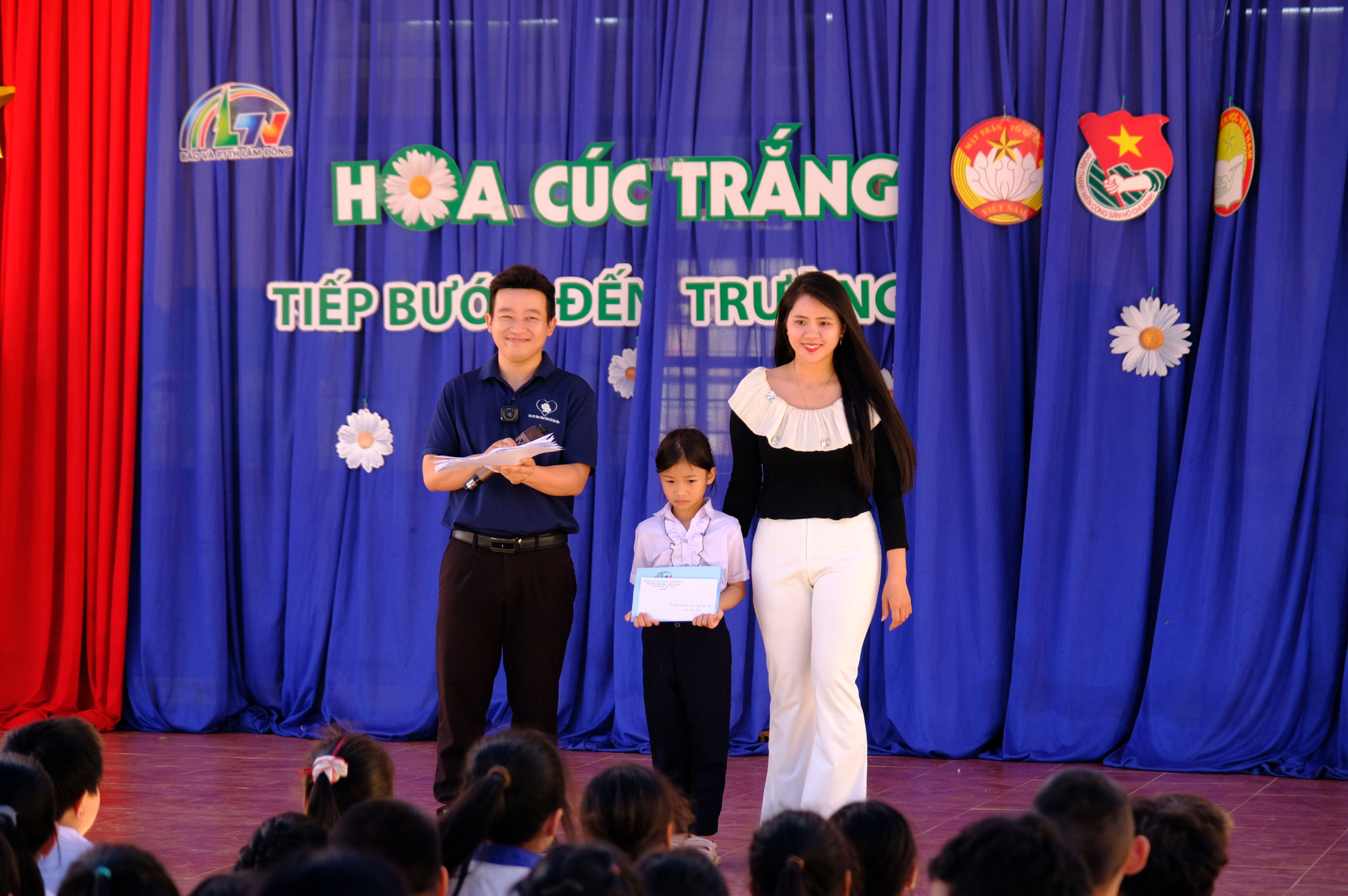 Mạnh thường quân trên địa bàn xã Đam Rông 1 trao học bổng cho Anh Thư