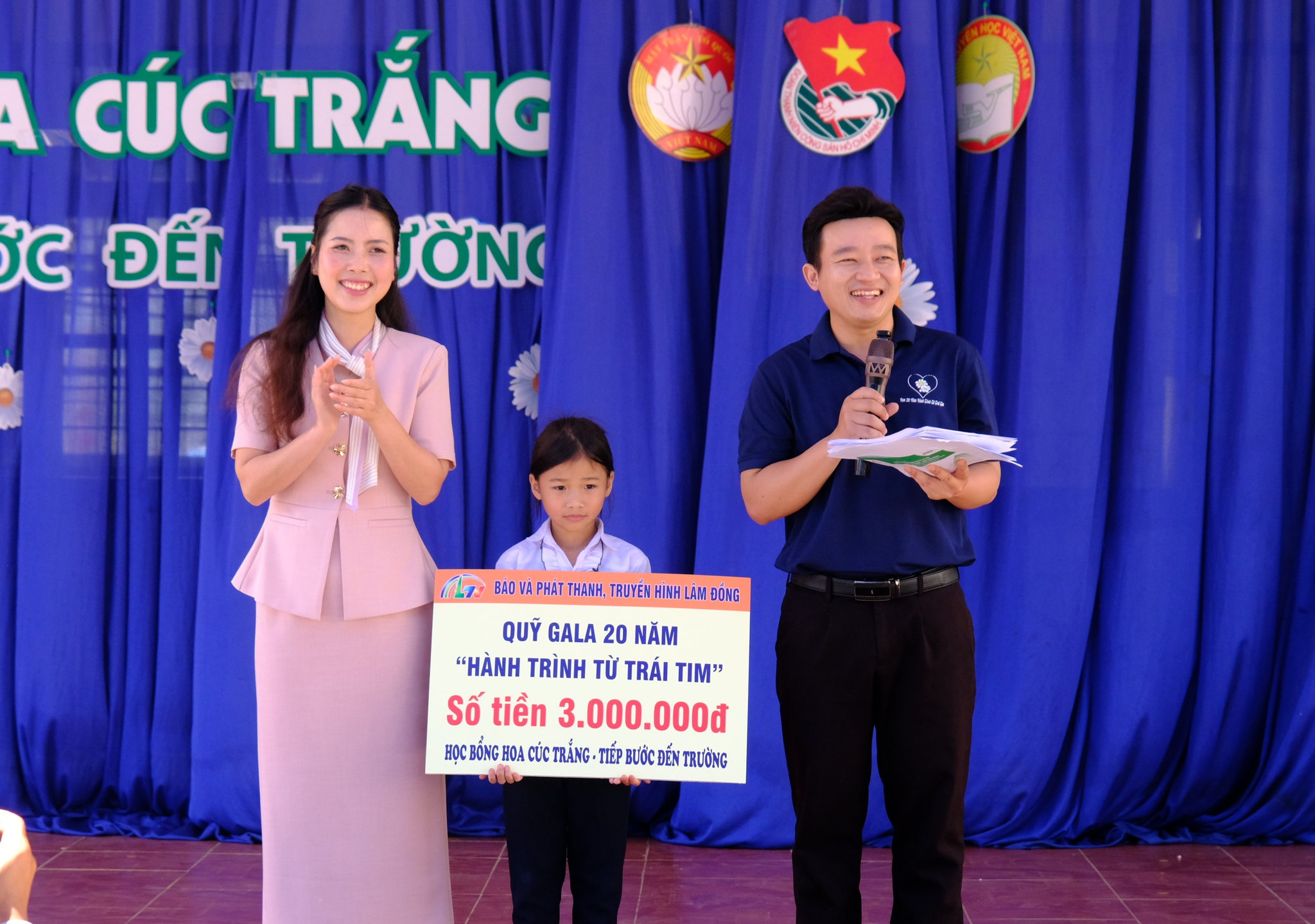 Nhà báo Vân Hảo - Phó Trưởng phòng Chuyên đề trao tiền từ Quỹ Gala 20 năm Hành trình từ trái tim của Báo và Phát thanh, Truyền hình Lâm Đồng cho Anh Thư