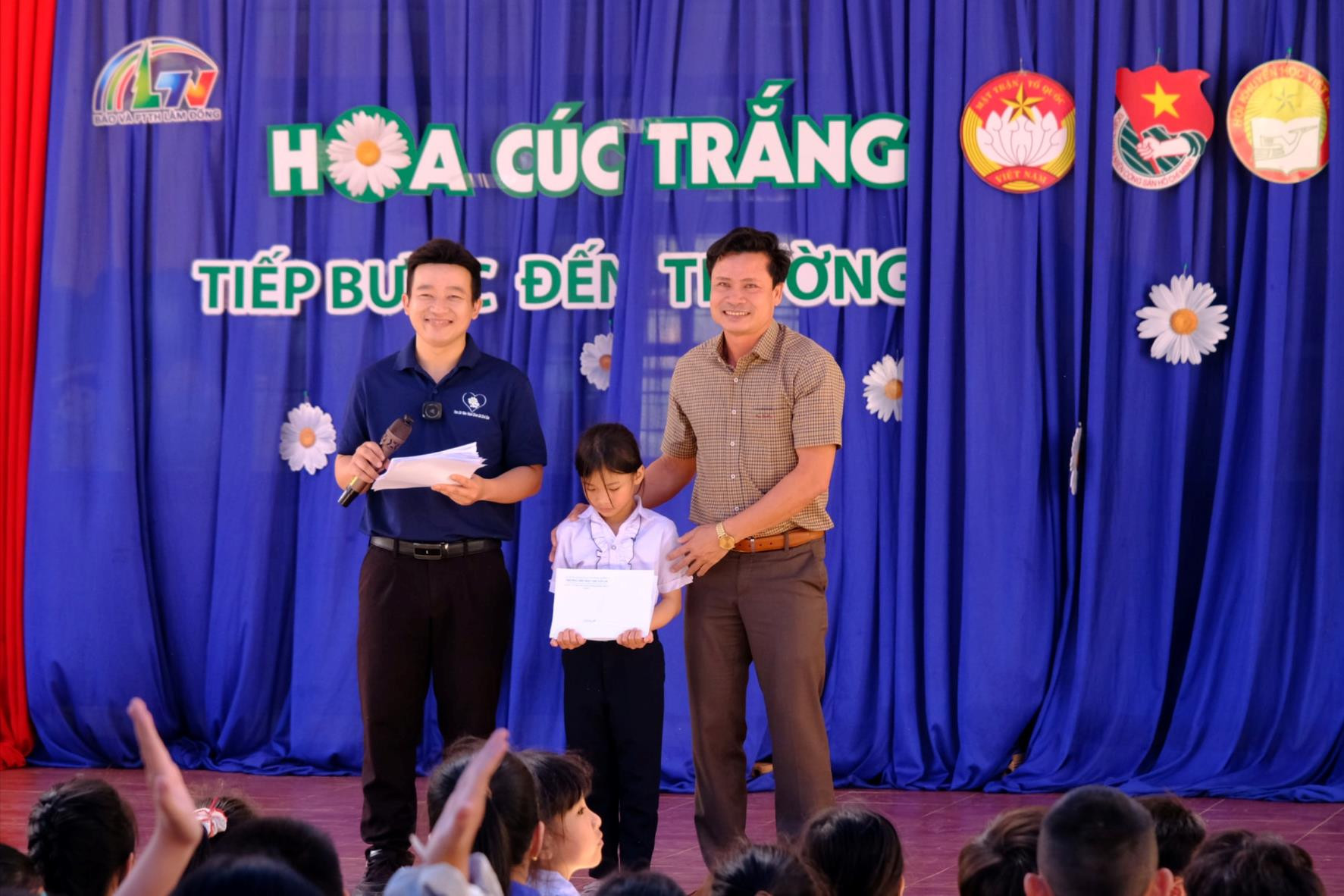 ong-ho-xuan-huong-pho-chu-tich-ubnd-xa-dam-rong-1-trao-hoc-bong-cho-anh-thu(1).jpg