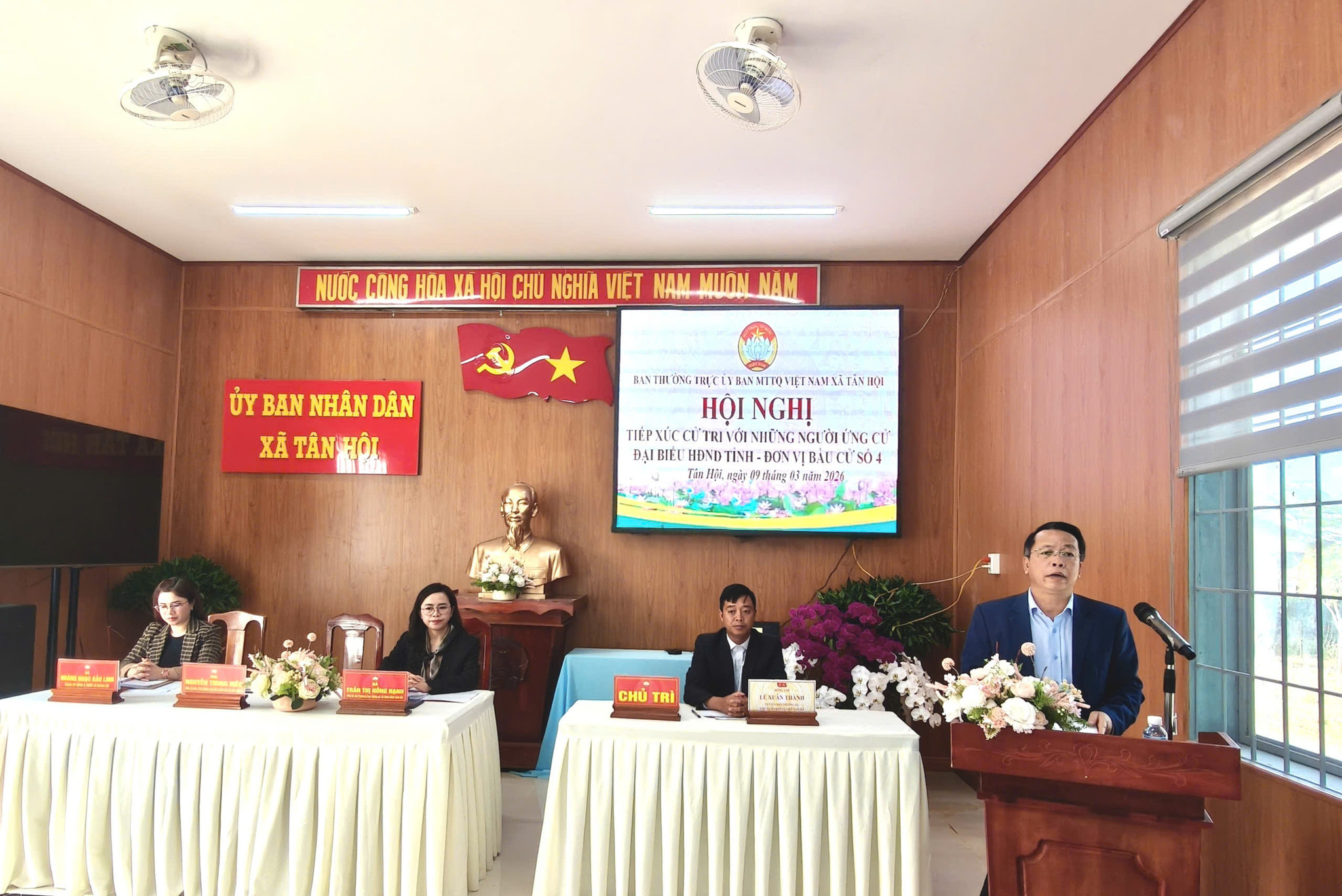 Ông Nguyễn Trung Hiếu, Tỉnh ủy viên, Phó Trưởng Ban Nội chính Tỉnh ủy trình bày chương trình hành động tại hội nghị tiếp xúc cử tri