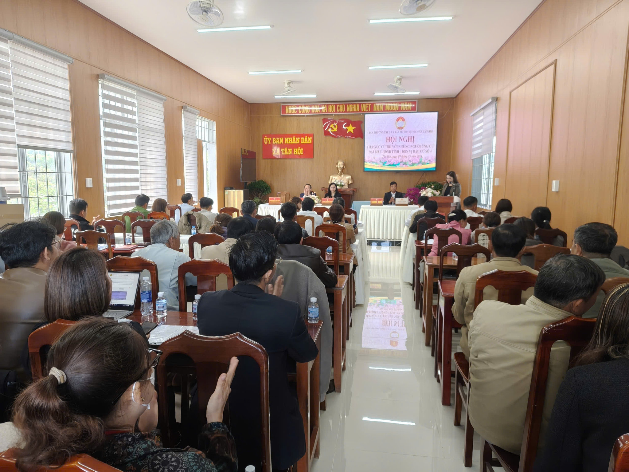 Quang cảnh hội nghị tiếp xúc cử tri tại xã Tân Hội