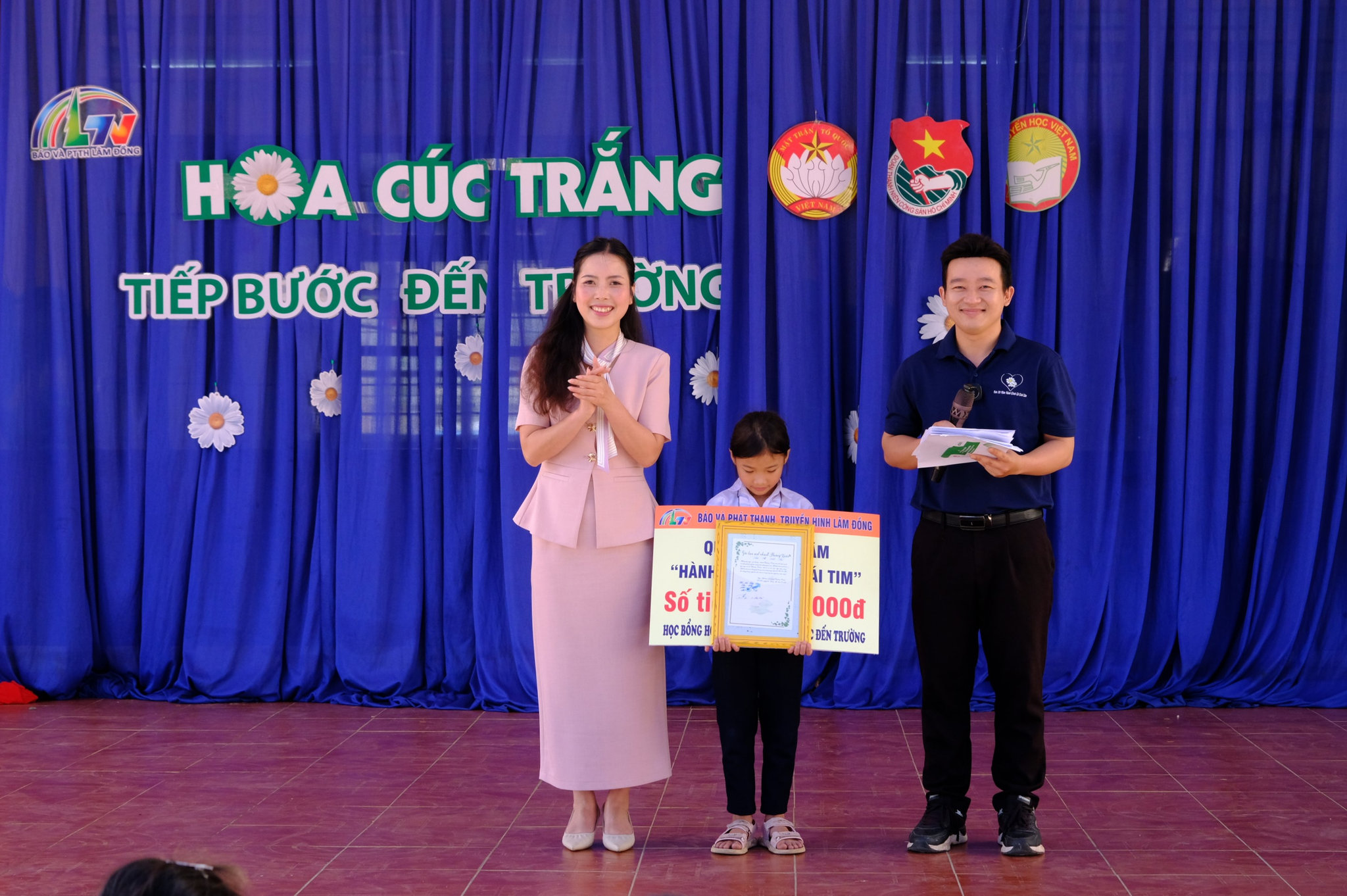 Quỹ ... trao tiền ủng hộ Anh Thư