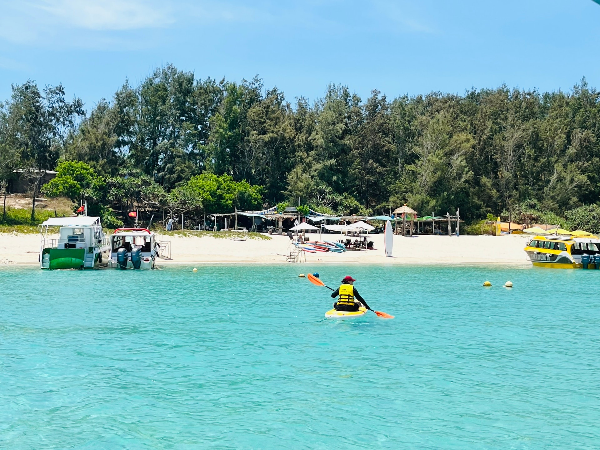 Phu Quy Özel Ekonomik Bölgesi, birçok uluslararası seyahat web sitesi ve çevrimiçi seyahat platformundan büyük övgüler almıştır.