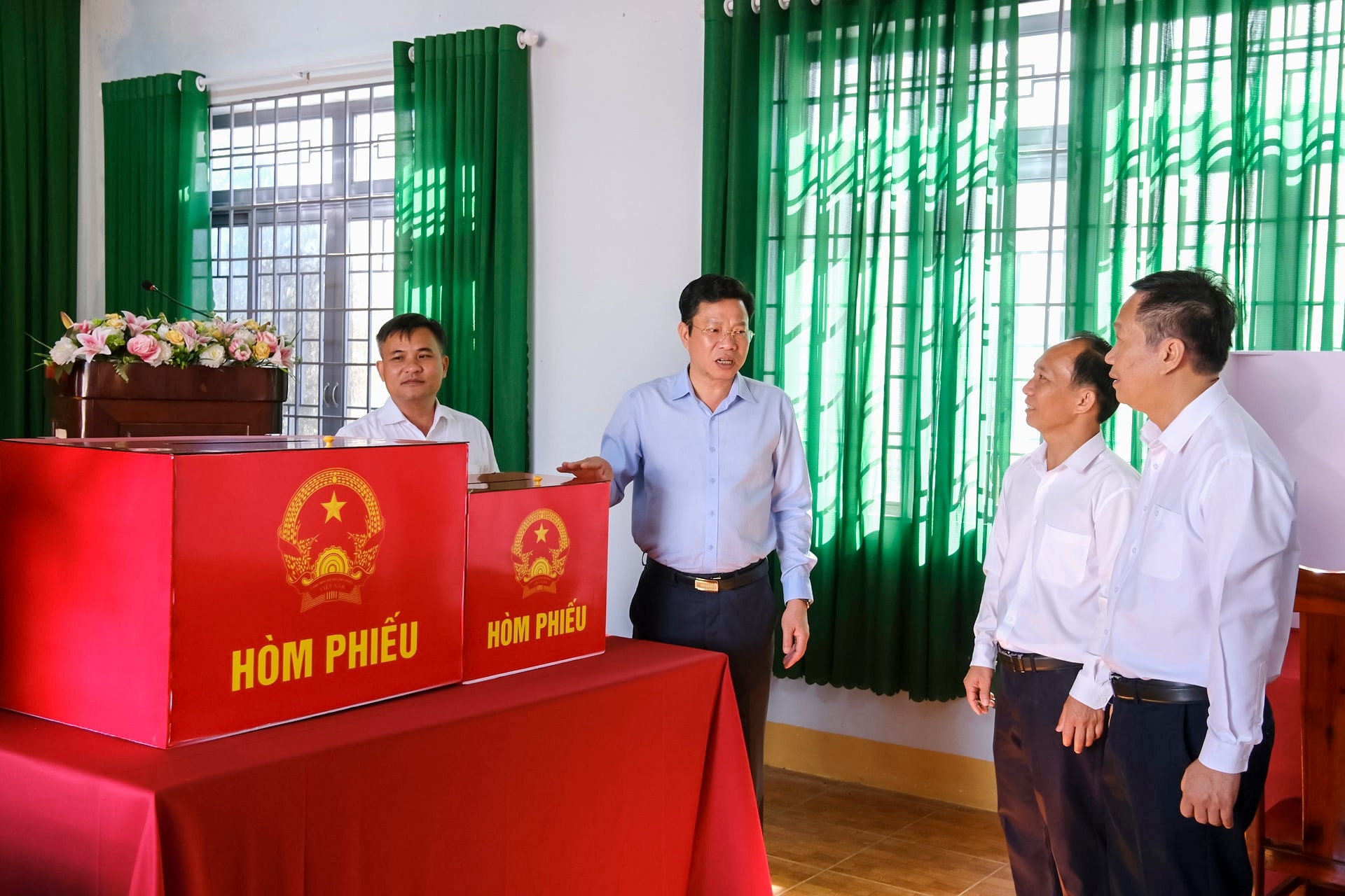 Đồng chí Lưu Văn Trung và đoàn công tác kiểm tra công tác chuẩn bị bầu cử tại Phường Nam Gia Nghĩa