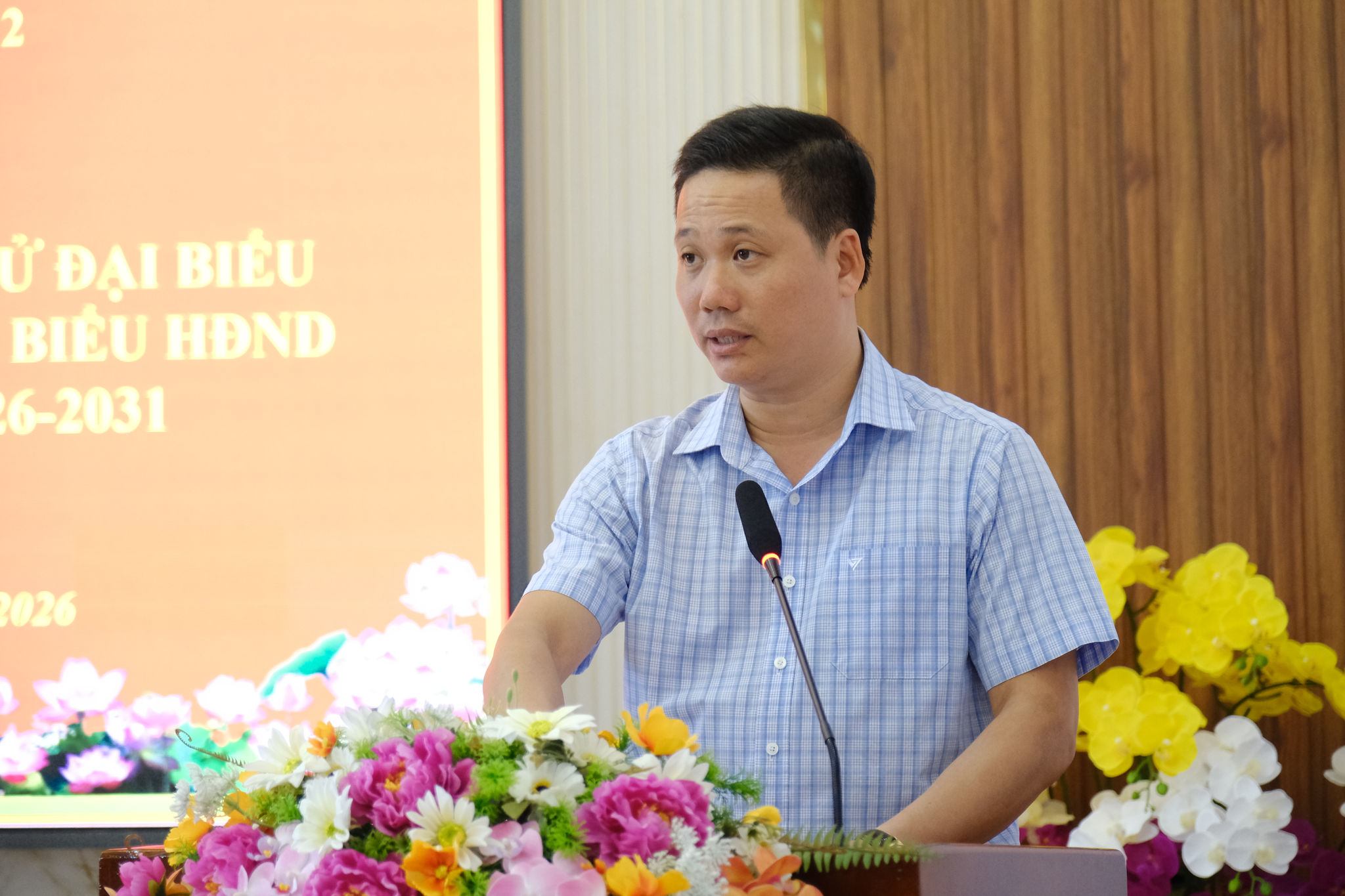 Đồng chí Phùng Minh Đức, Chủ tịch UBND xã Đạ Tẻh 2 báo cáo công tác chuẩn bị bầu cử trên địa ba