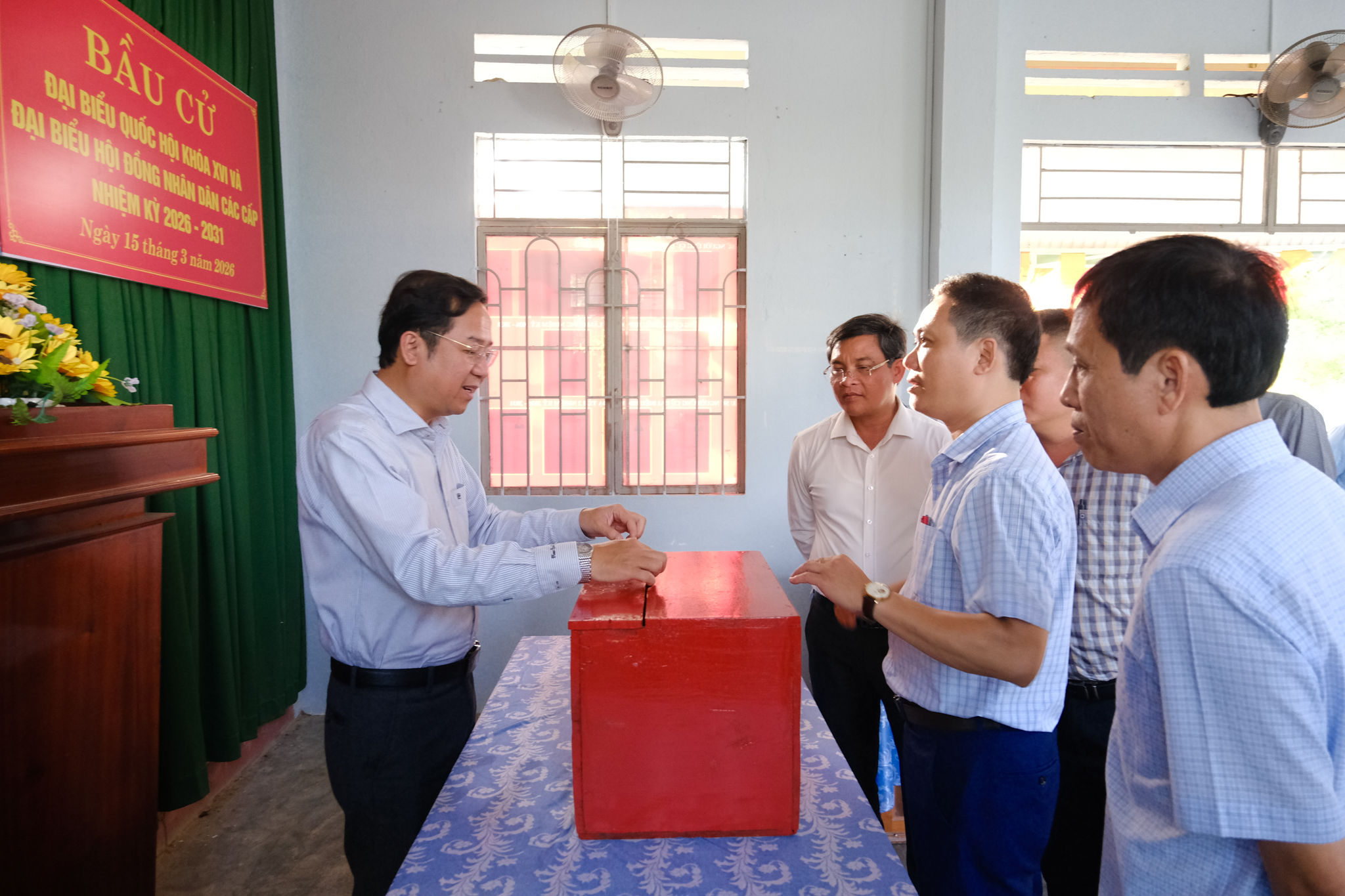 Đồng chí Tôn Thiện Đồng kiểm tra thực tế tại các điểm bầu cử khu vực xã Đạ Tẻh 2