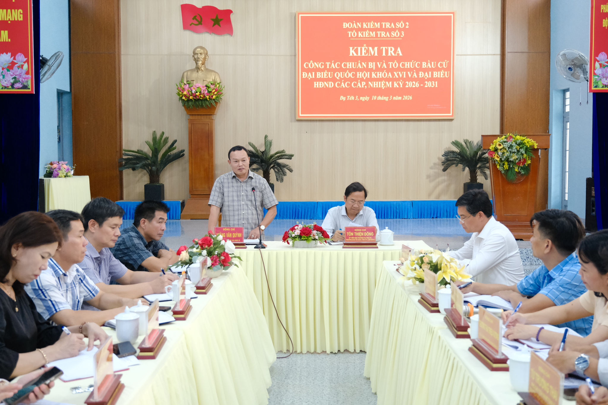 Đồng chí Hoàng Văn Quỳnh, Bí thư Đảng ủy xã Đạ Tẻh 3 đã báo cáo tóm tắt công tác chuẩn bị bầu cử trên địa bàn