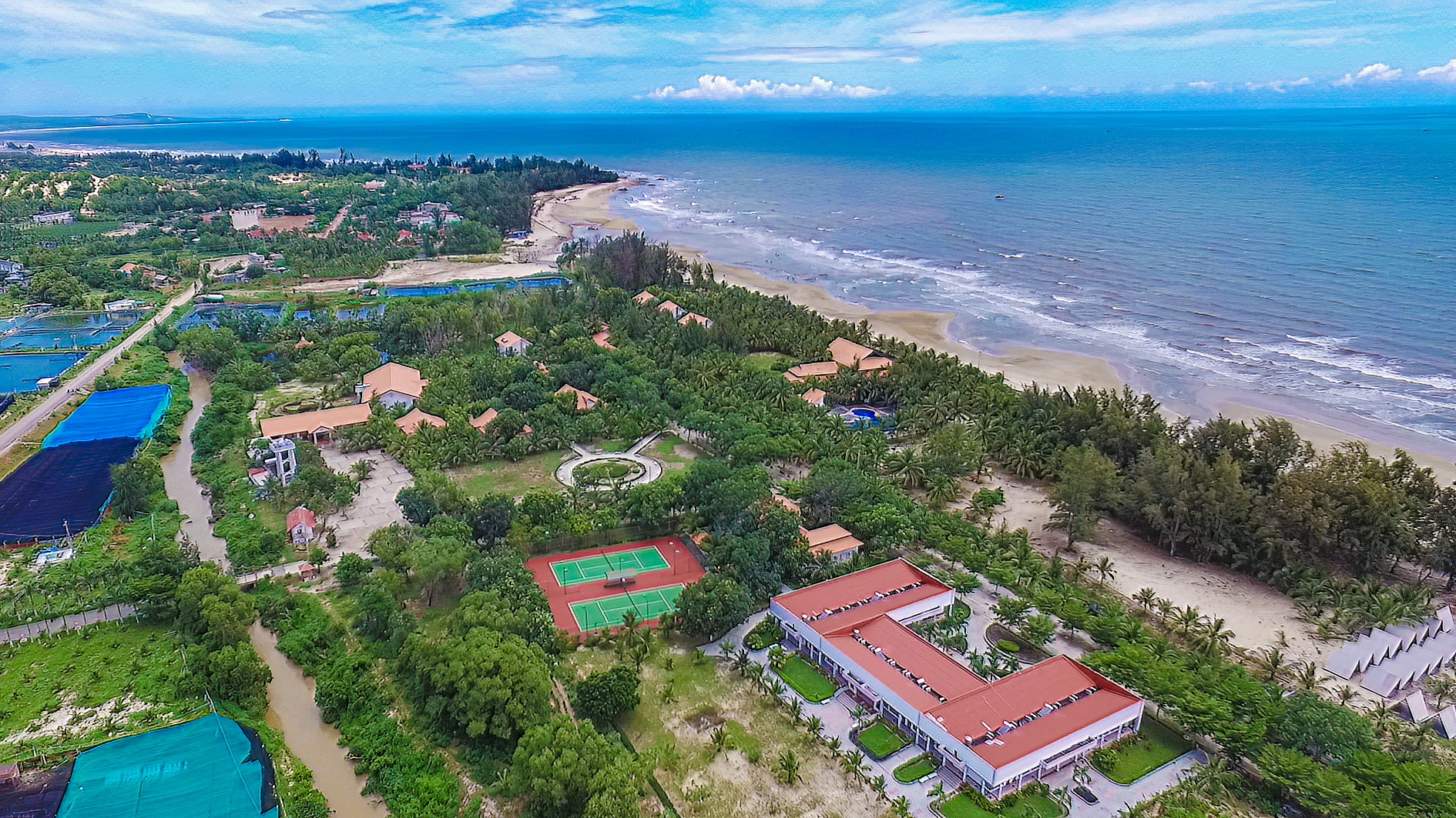 Du lịch biển Tân Hải (ảnh N. Lân)