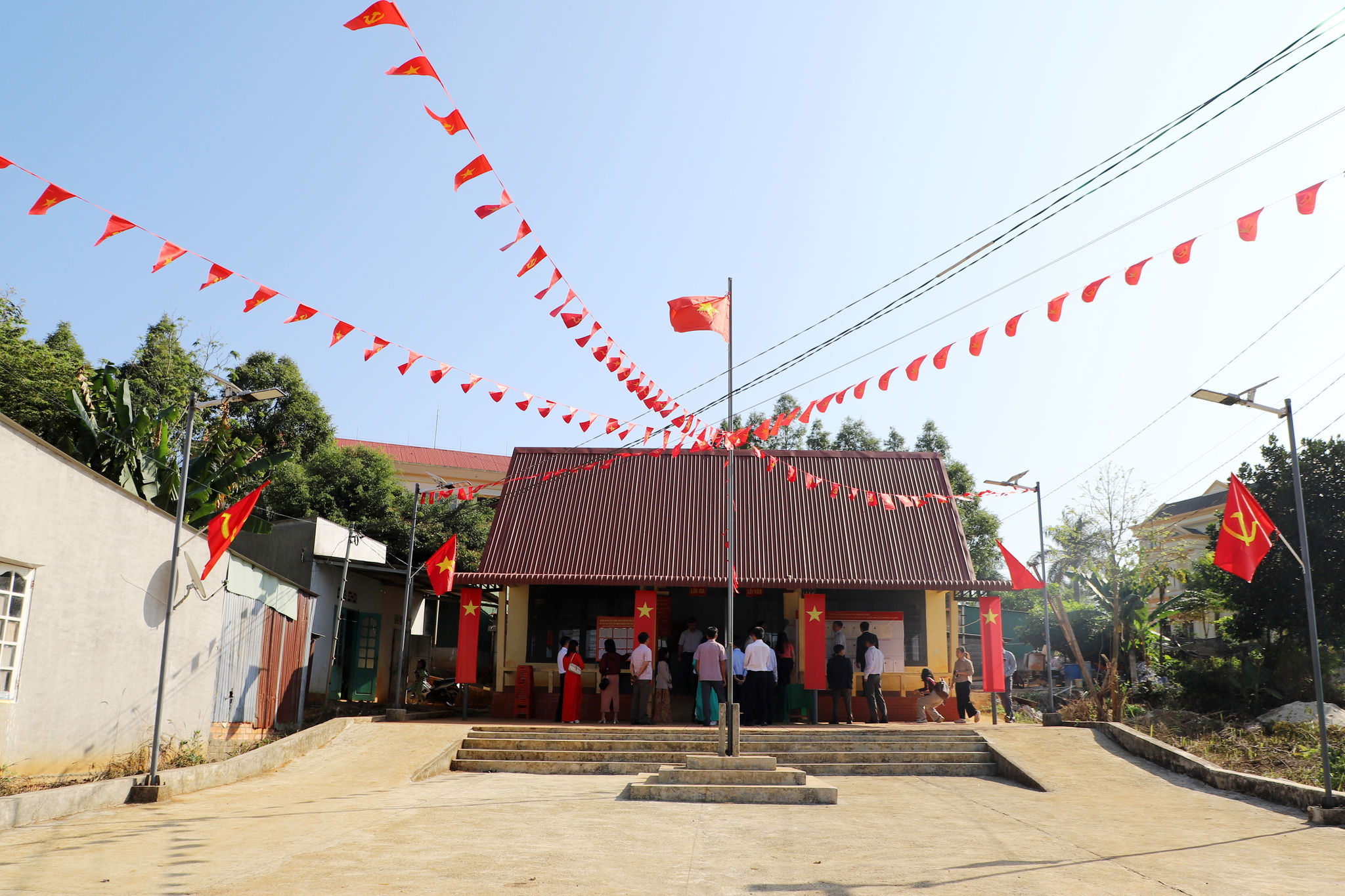 Không khí ngày bầu cử đã rộn ràng khắc các thôn, bon khu vực phía Tây Lâm Đồng. Trong ảnh là điểm bỏ phiếu bon Ka La Dạ, xã Quảng Khê