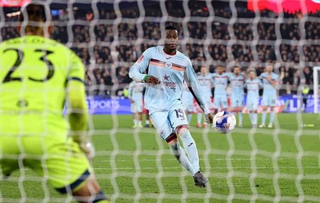 Dango Ouattara thực hiện cú sút Panenka hỏng ăn khiến Brentford bị loại khỏi FA Cup.